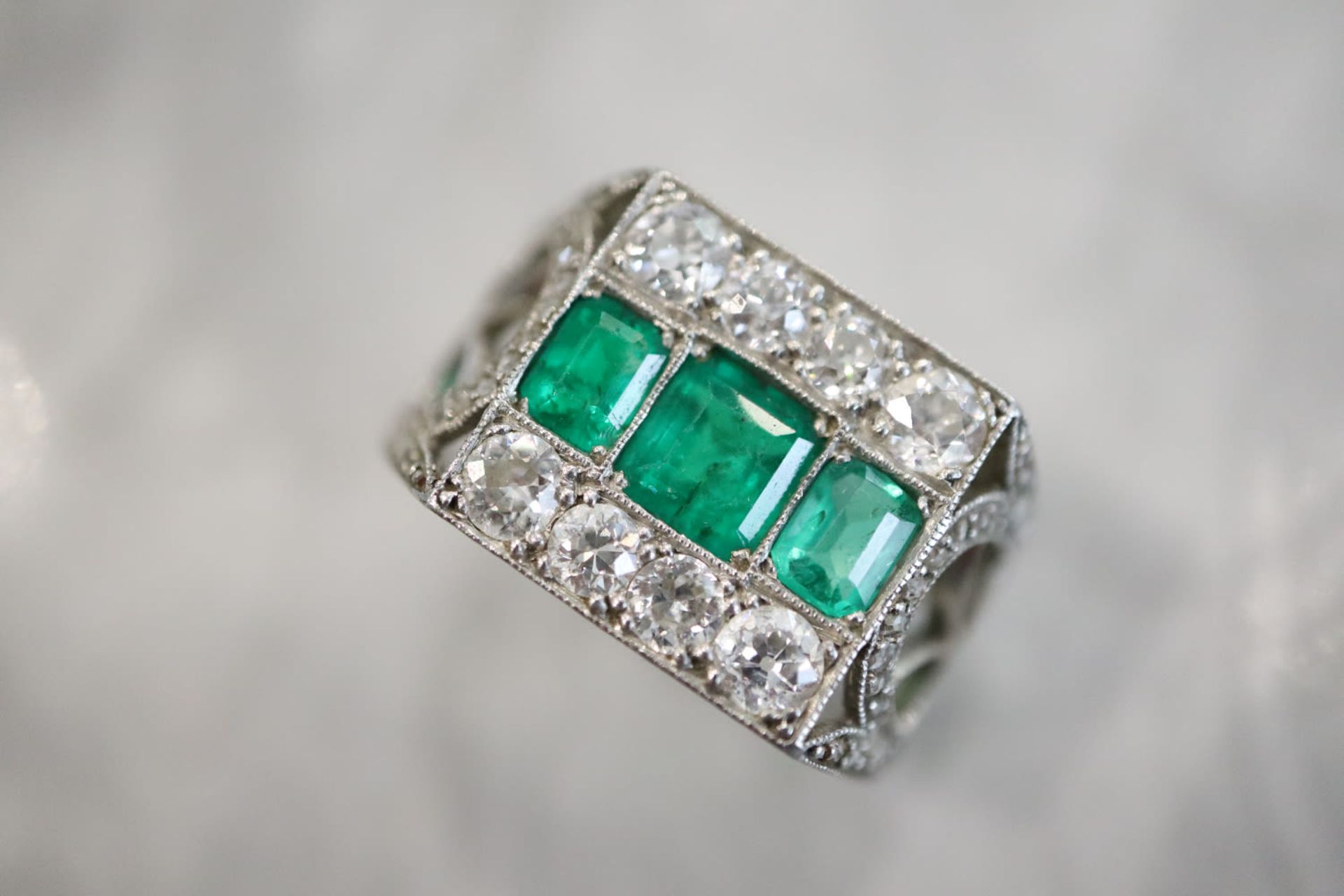 EMERALD & DIAMOND RING - PLATINUM SETTING (6.9g total)