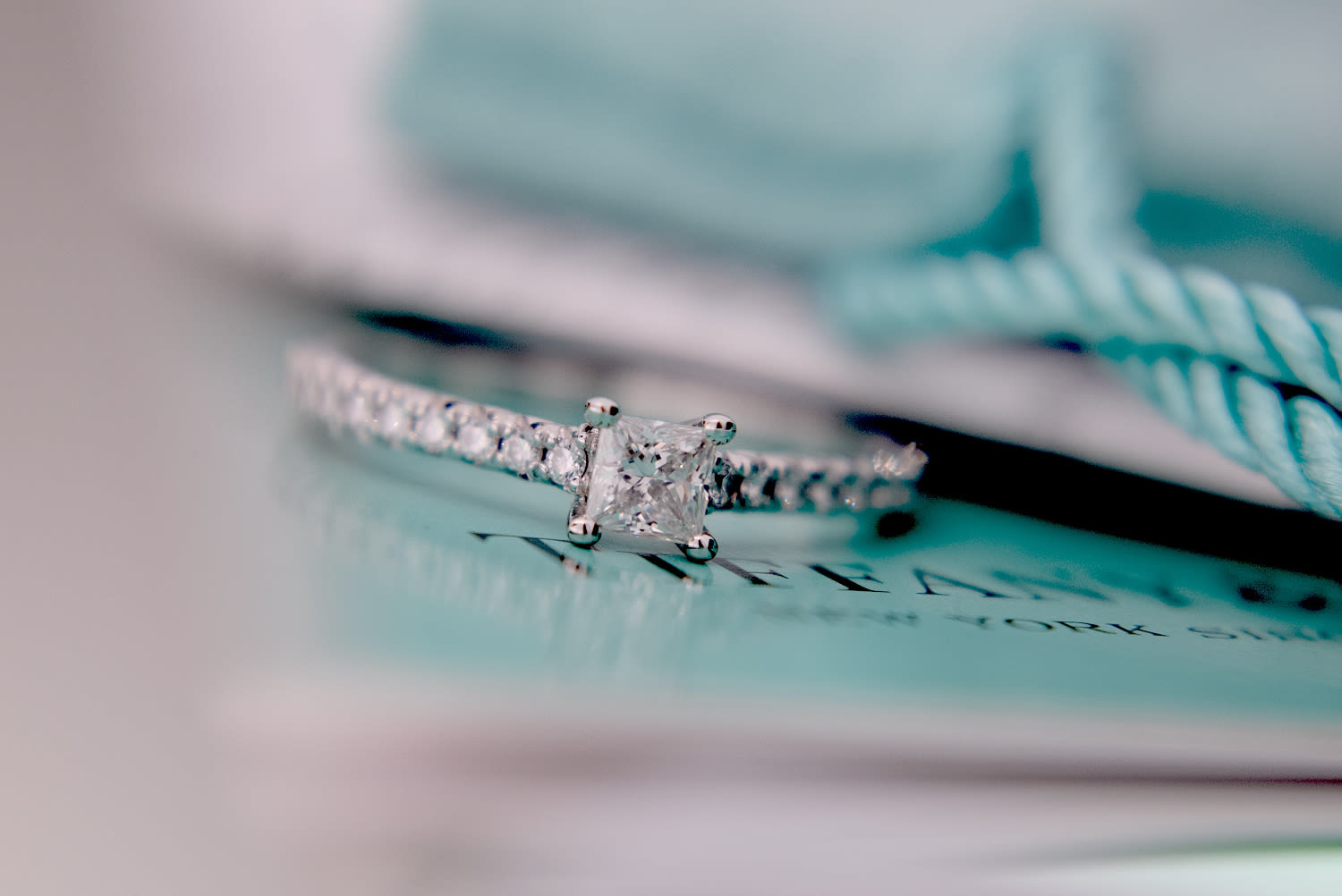 TIFFANY & CO. """"NOVO"""" PRINCESS VVS1/F DIAMOND RING IN PLATINUM DIAMOND BAND (WITH BOX & CERTIFI - Image 5 of 14