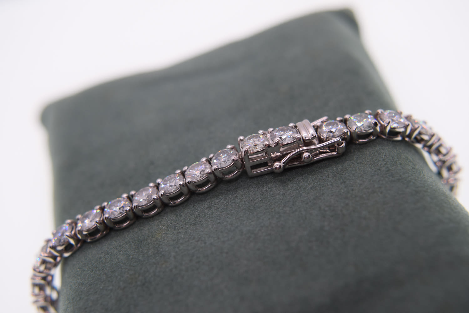 BEAUTIFUL 18K WHITE GOLD TENNIS BRACELET (APPROX. 14.00CT MOISSANITES) - WEIGHT: 18.4 GRAMS - Image 2 of 4