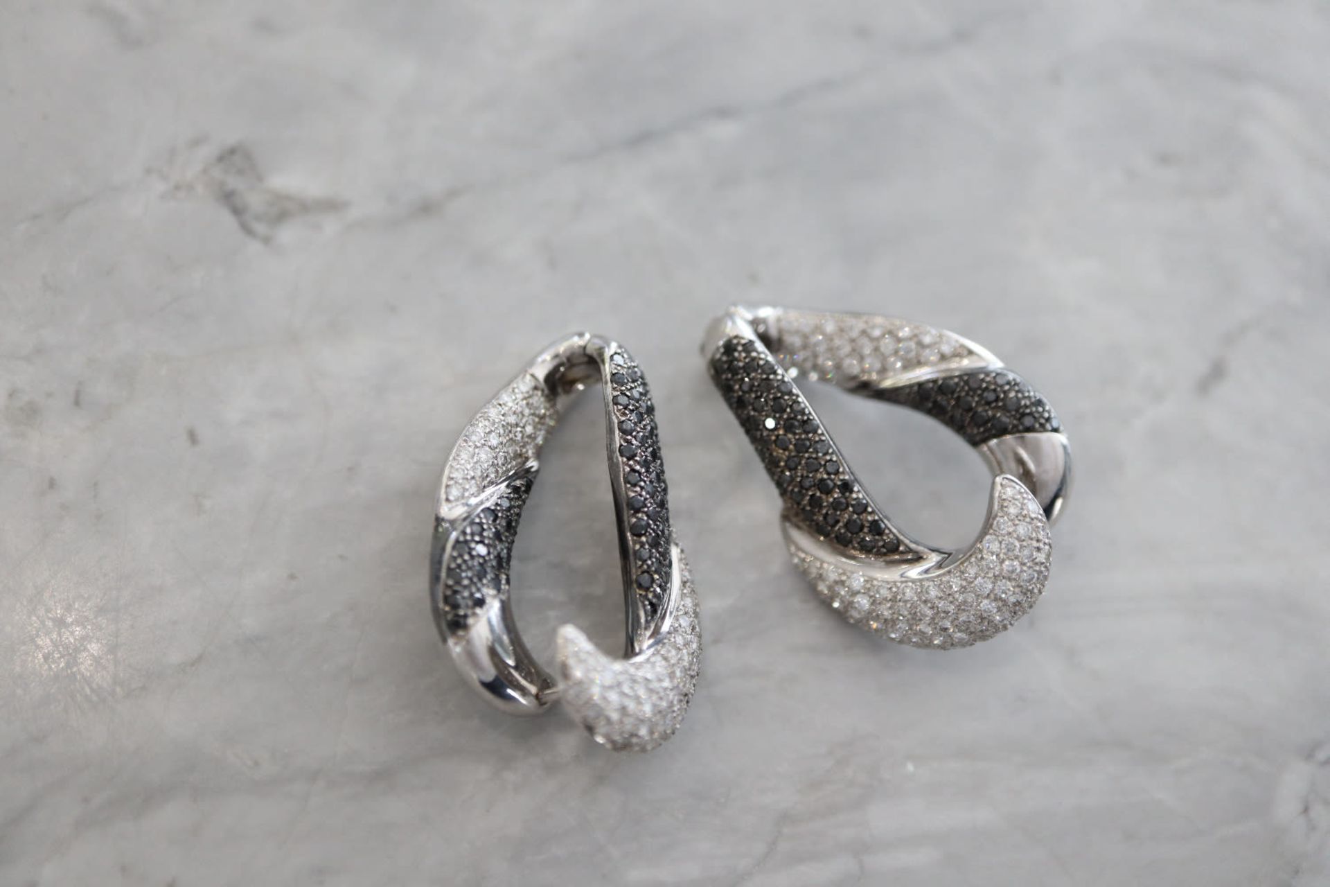 18K '750' WHITE GOLD - WHITE & BLACK DIAMOND EARRINGS - Image 2 of 4