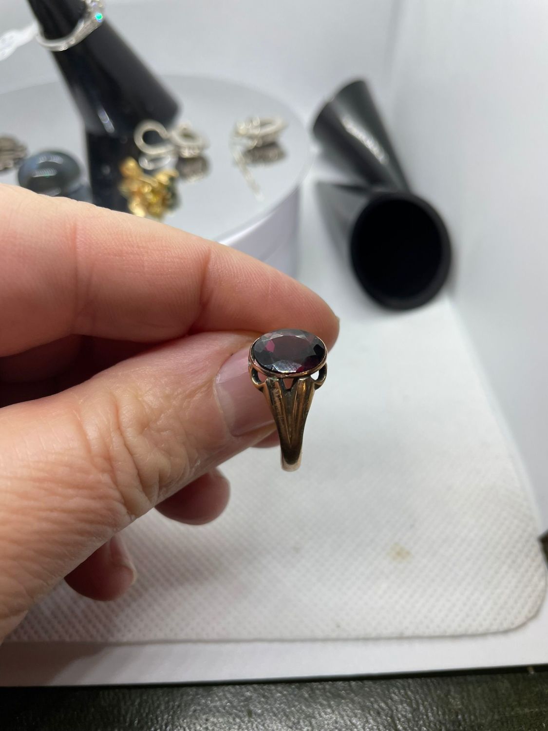 9CT YELLOW GOLD & GARNET SOLITAIRE RING - Image 2 of 3