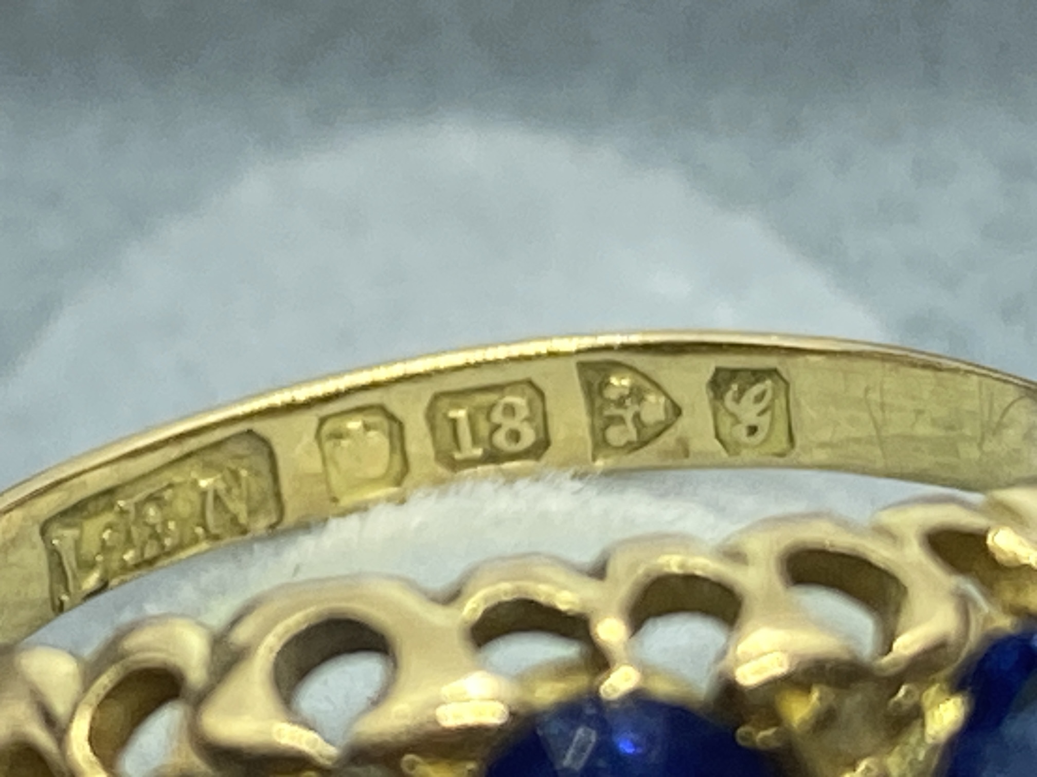 ANTIQUE 18ct GOLD BLUE SAPPHIRE & DIAMOND RING  - Image 2 of 2