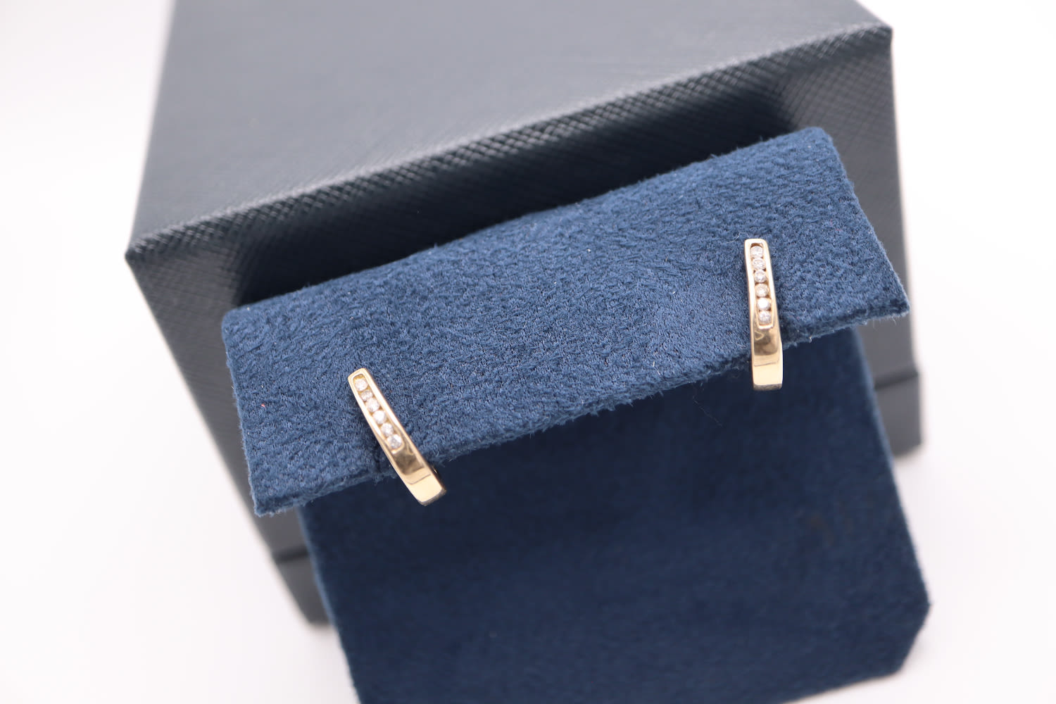 9K GOLD & DIAMOND (0.35CT) EARRINGS (HUGGIE STYLE) - Image 2 of 3