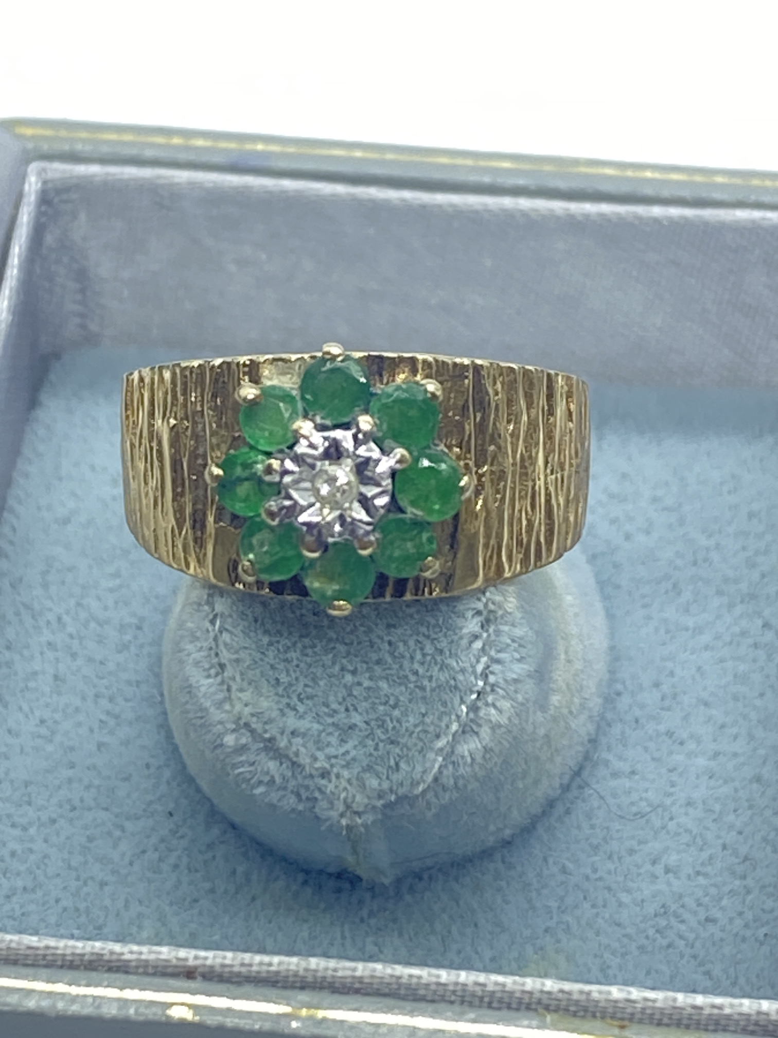 9ct GOLD EMERALD & DIAMOND RING 