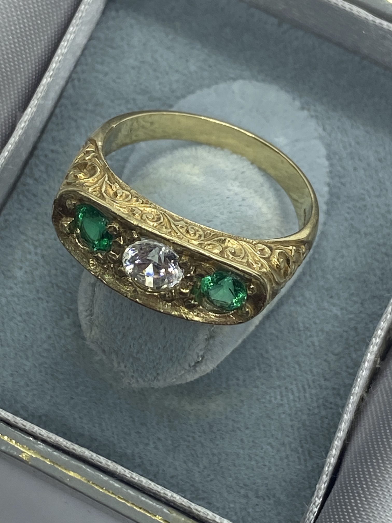 GENTS GREEN & WHITE STONE 9ct GOLD RING  - Image 2 of 3