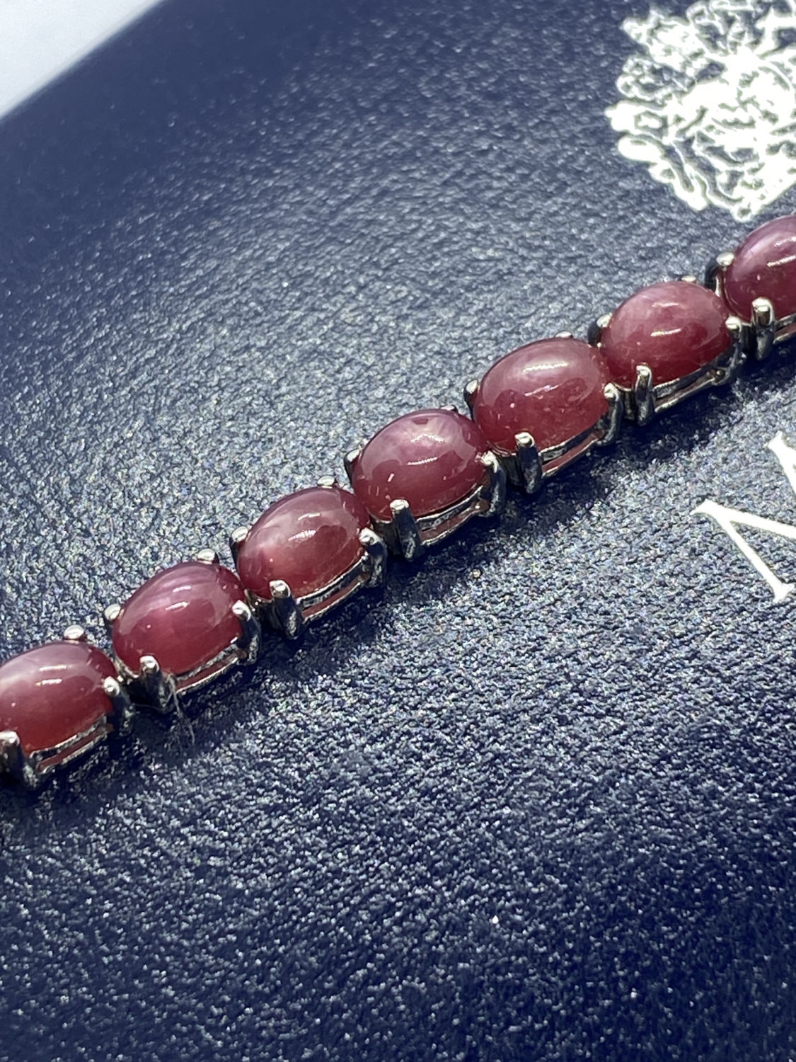 APPROX. 10.00ct RUBY STAR SAPPHIRE TENNIS BRACELET APPROX. 7' LONG - Bild 3 aus 3