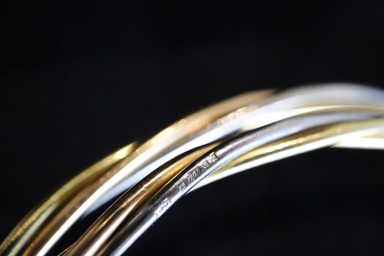 18K TRINITY GOLD BANGLE (YELLOW, WHITE & ROSE GOLD) - SIGNED 'CARTIER' - Image 2 of 2