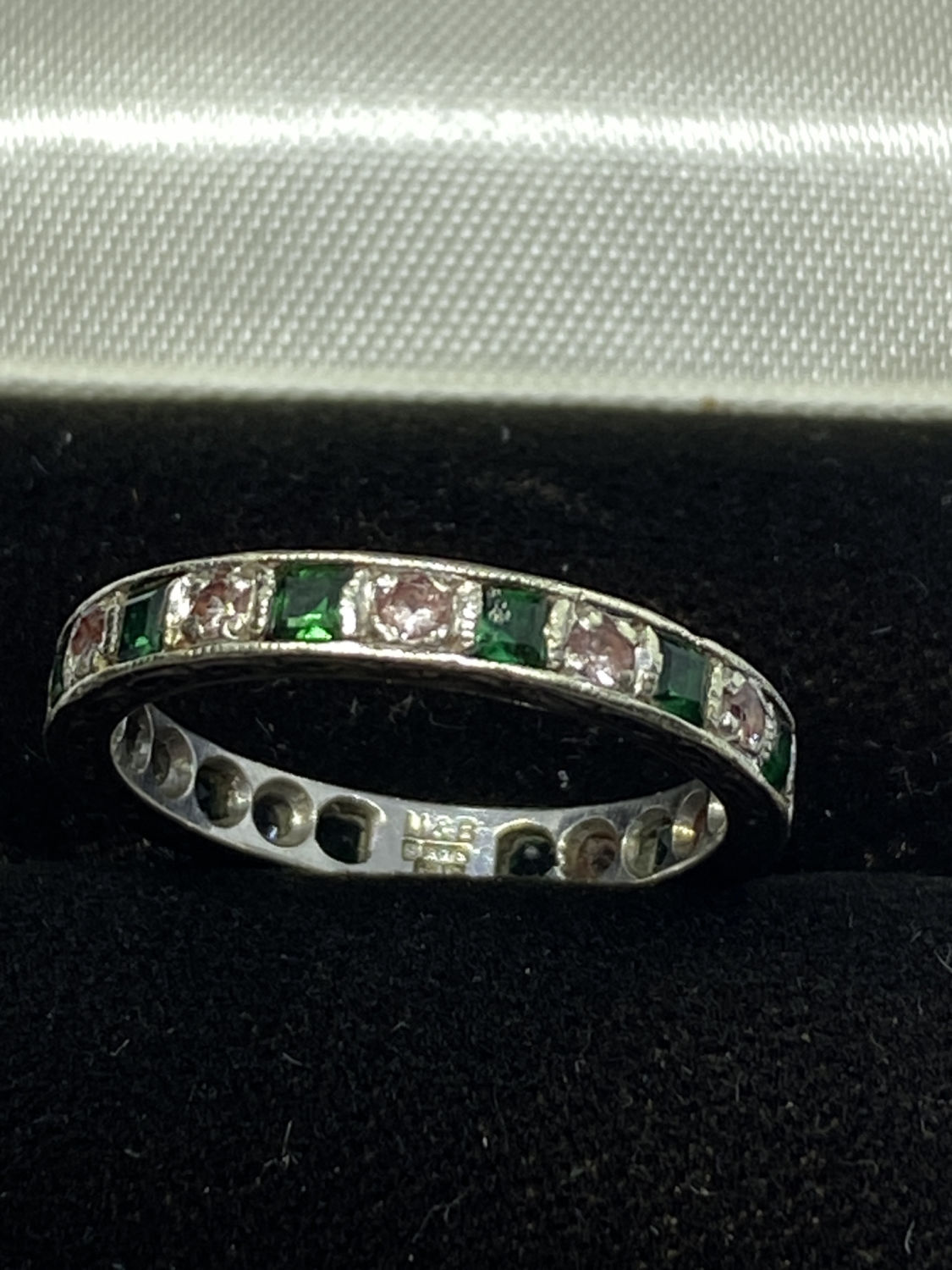 VINTAGE EMERALD FULL ETERNITY RING SET IN WHITE 9ct GOLD - CLEAR STONE MISSING & DINTED