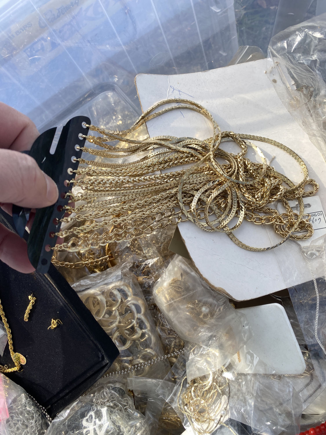 LARGE QUANTITY OF COSTUME JEWELLERY INC GOLD PLATED CHAINS, RINGS ETC - Image 26 of 32