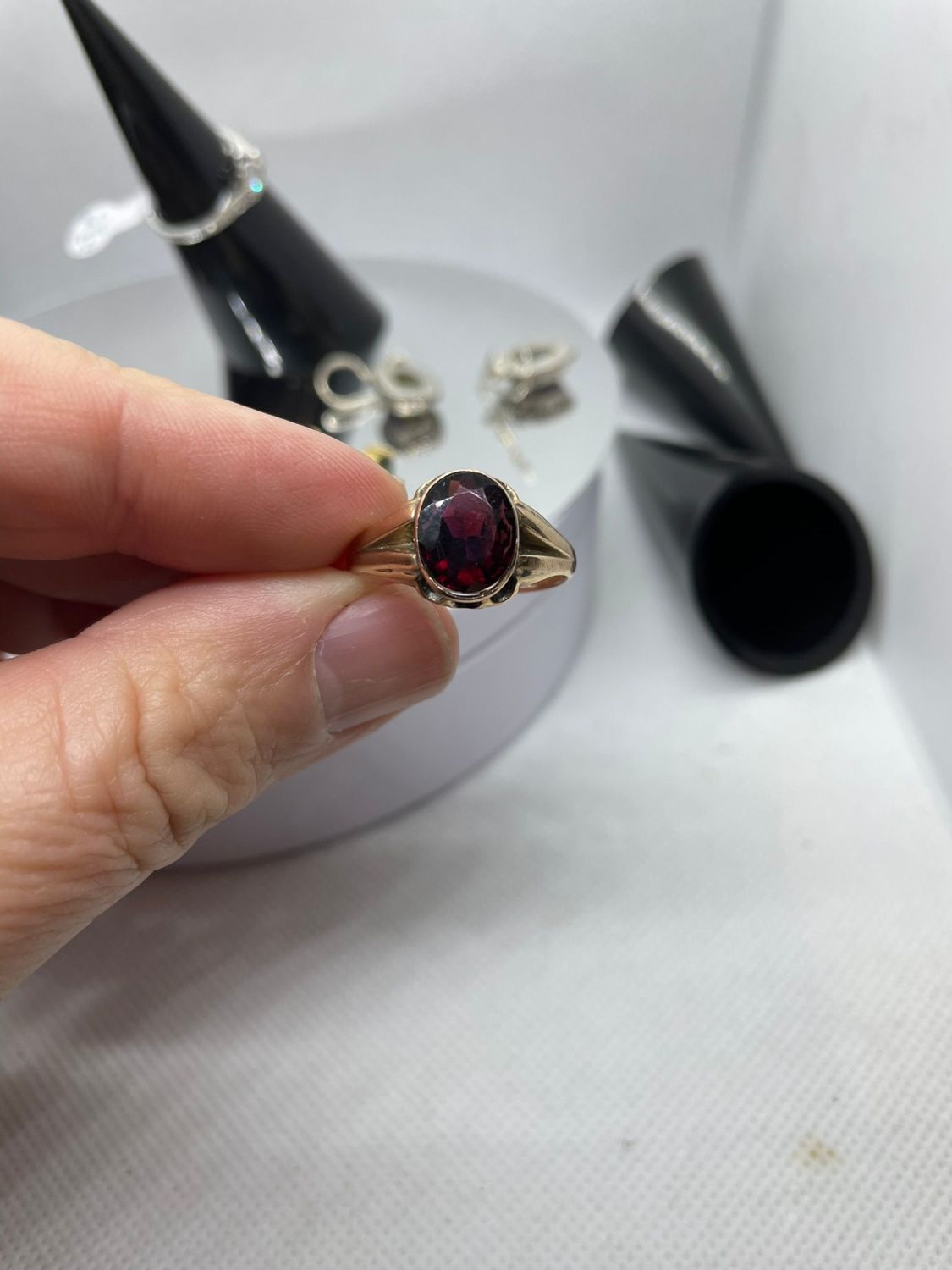 9CT YELLOW GOLD & GARNET SOLITAIRE RING