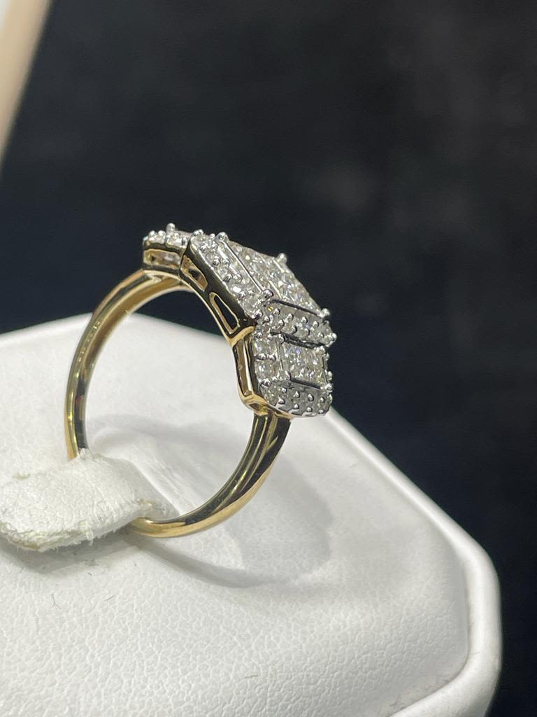 DIAMOND CLUSTER RING SET IN YELLOW GOLD - Image 2 of 3