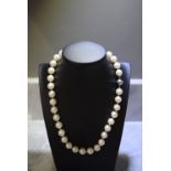 18K PEARL NECKLACE WITH DIAMOND DETAILING