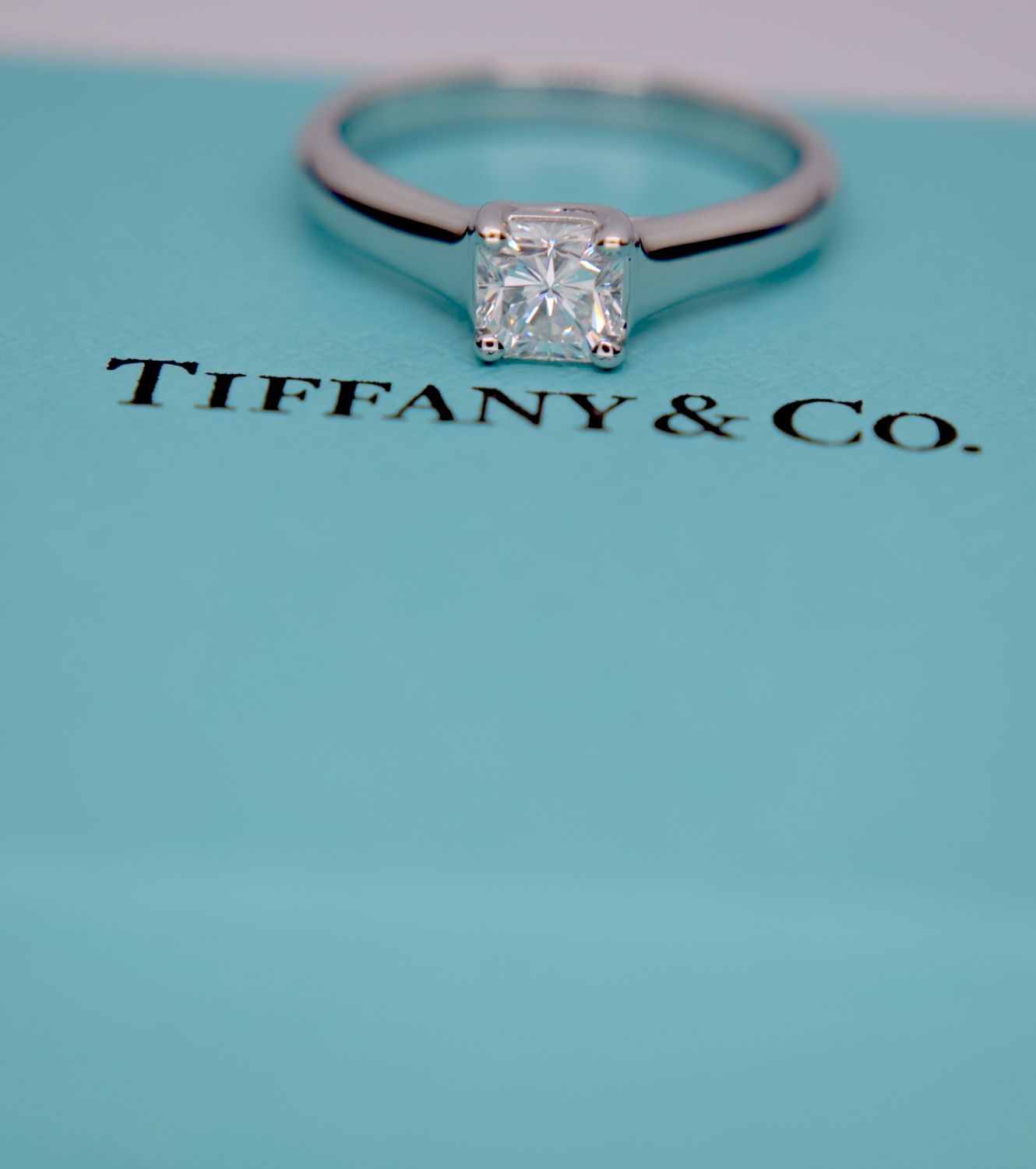 BEAUTIFUL DIAMOND TIFFANY & CO. "LUCIDA" VVS PLATINUM SOLITAIRE (BOX & DIAMOND CERT £9,995.00) - Image 3 of 18