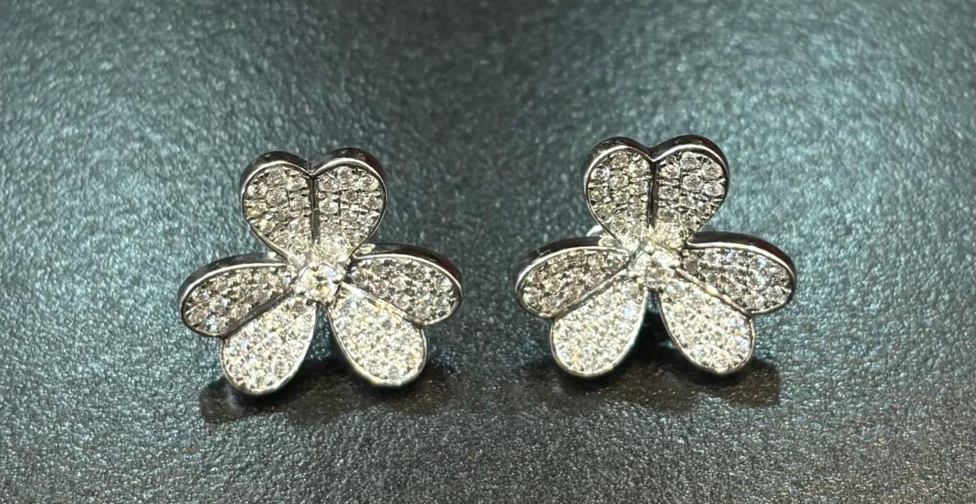 1.42CT DIAMOND 'FLOWER' STYLE EARRINGS (18CT WHITE GOLD) - Image 8 of 8