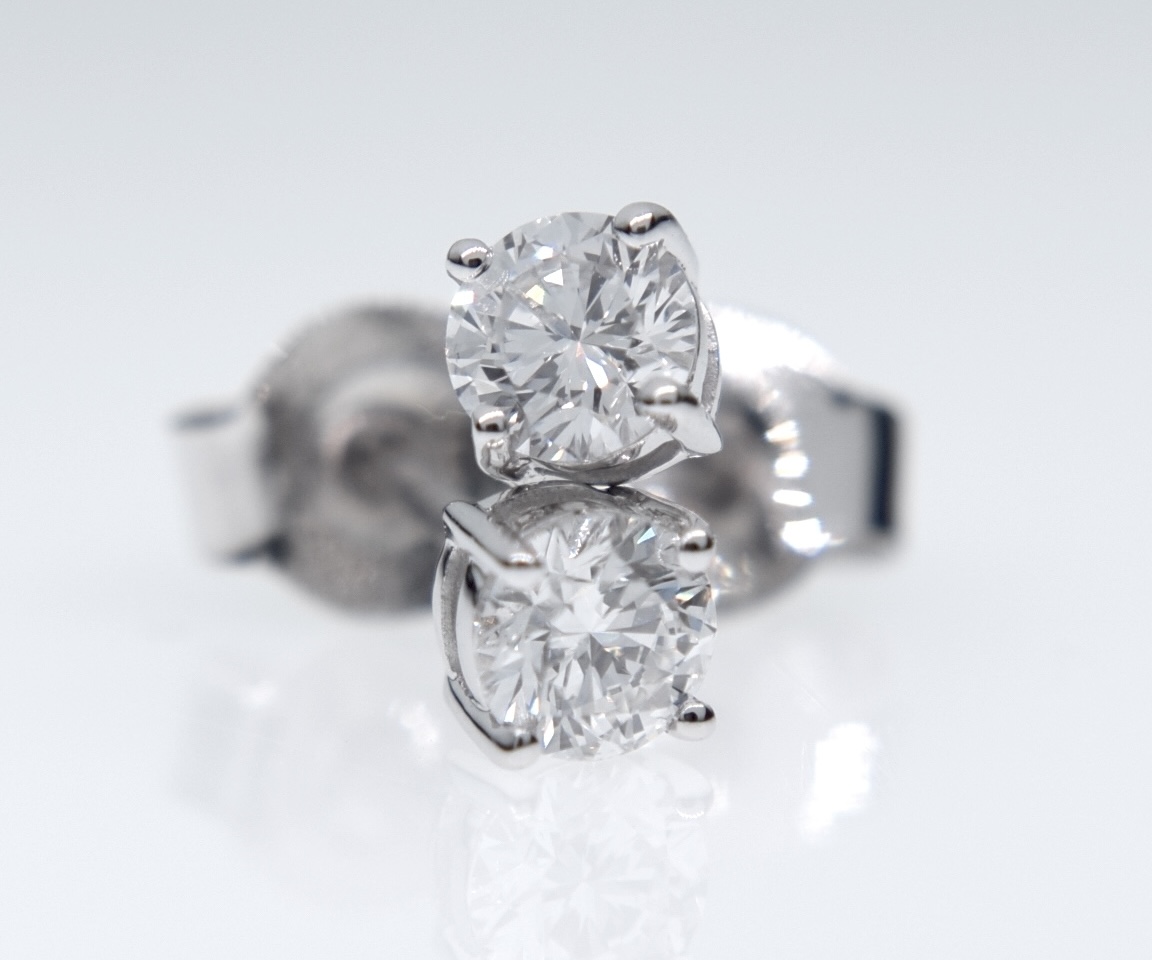 *STUNNING* 0.50CT DIAMOND SOLITAIRE EAR STUDS WITH HALLMARKED BACKS IN SOLID WHITE GOLD - Image 3 of 5