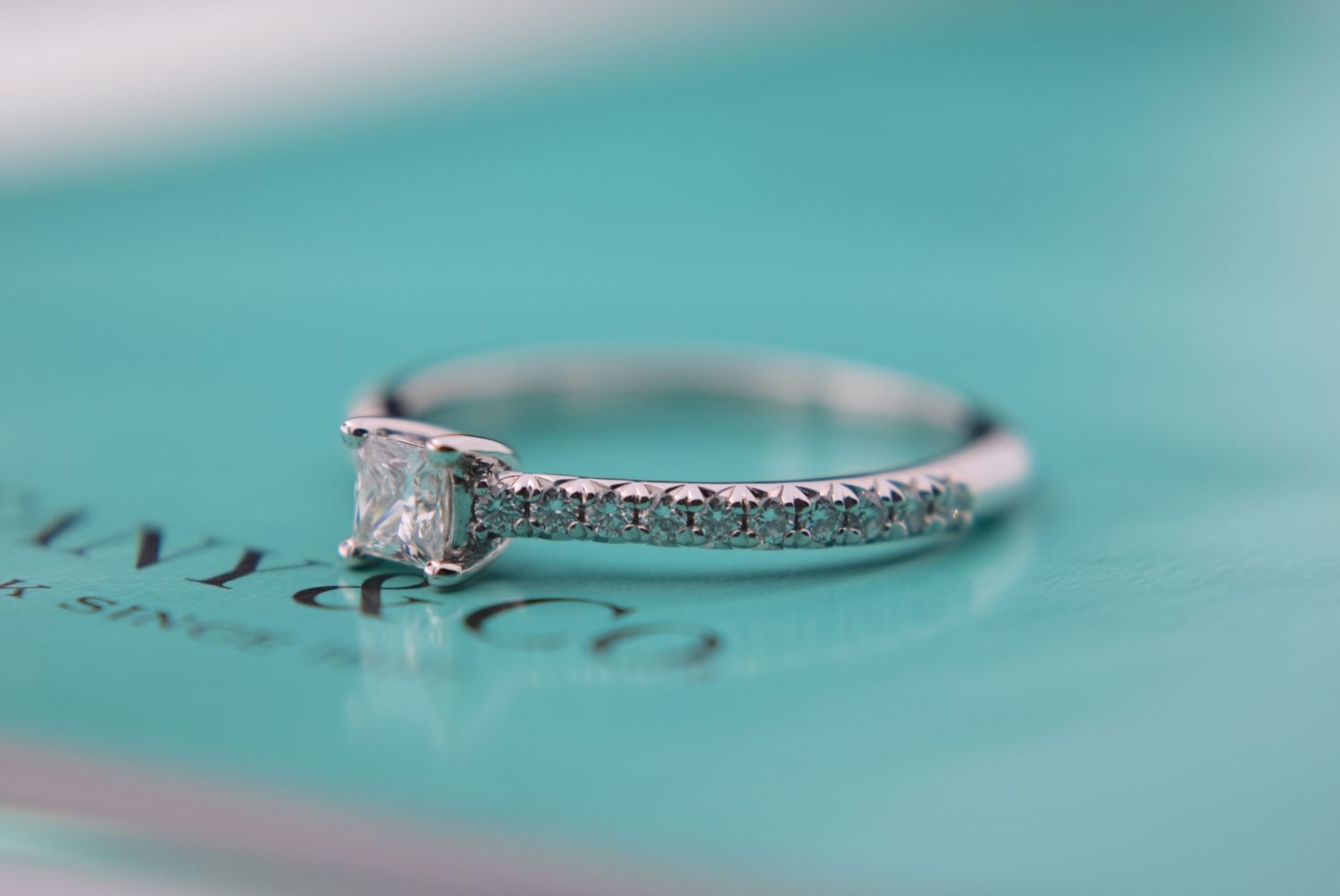 TIFFANY & CO. """"NOVO"""" PRINCESS VVS1/F DIAMOND RING IN PLATINUM DIAMOND BAND (WITH BOX & CERTIFI - Image 4 of 14