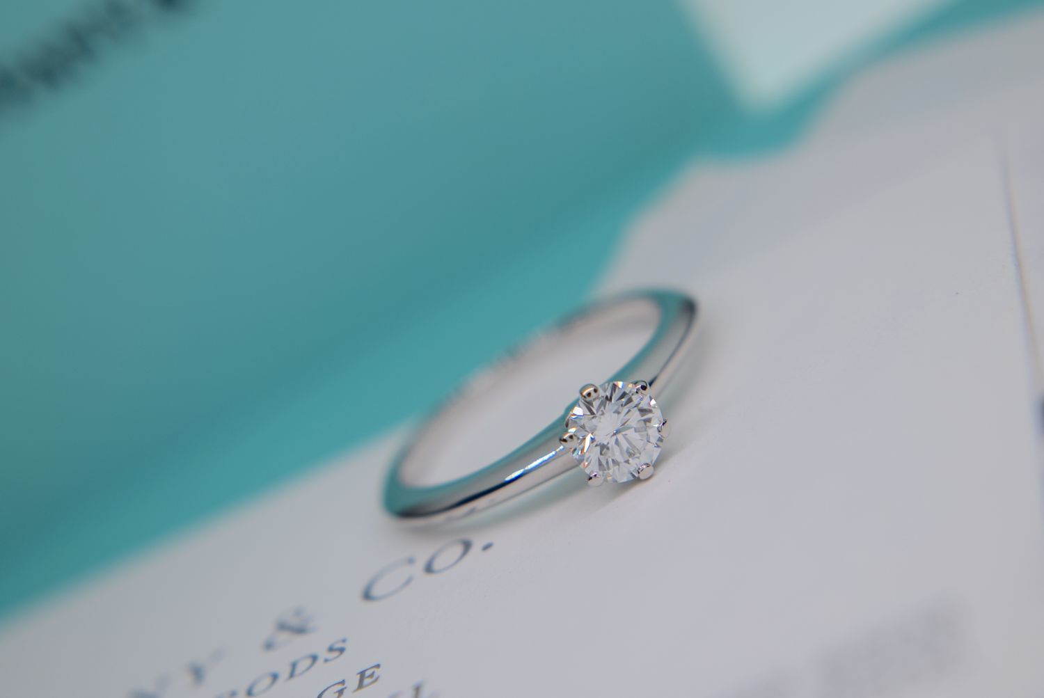 *HARRODS* TIFFANY & CO PLATINUM VVS2 DIAMOND SOLITAIRE RING """"THE TIFFANY SETTING®"""" - BOX & CER - Image 5 of 17