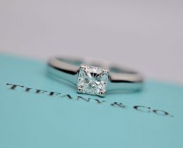 BEAUTIFUL DIAMOND TIFFANY & CO. "LUCIDA" VVS PLATINUM SOLITAIRE (BOX & DIAMOND CERT £9,995.00)