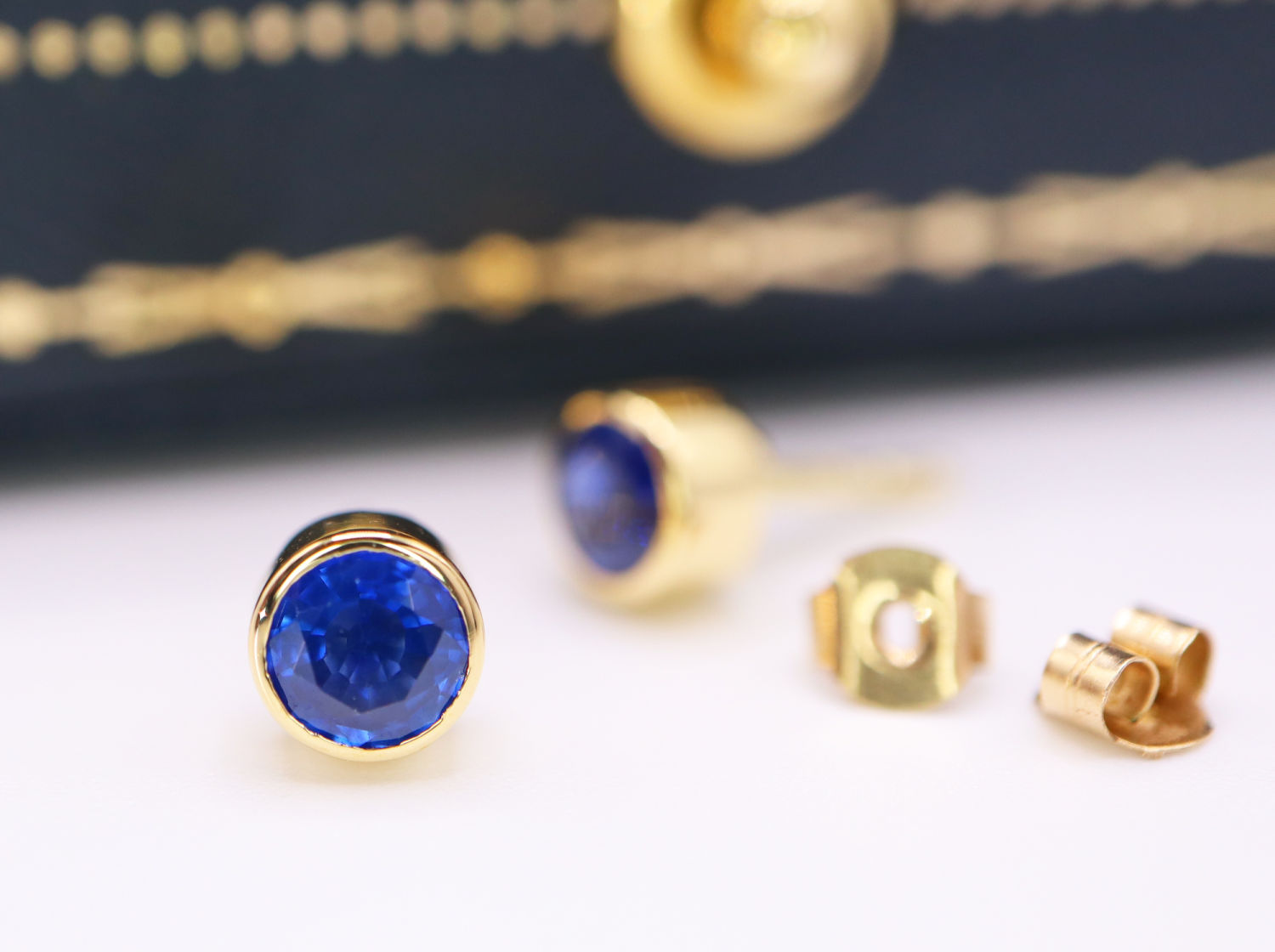 *BEAUTIFUL* 1.30CT BRIGHT BLUE SAPPHIRE STUD EARRINGS SET IN 18K YELLOW GOLD - Image 2 of 4
