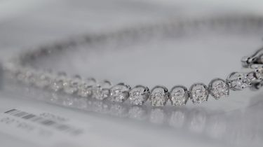 STUNNING 4.28CT WHITE GOLD DIAMOND TENNIS BRACELET (*VS - F/G* CLARITY & COLOUR) - CERTIFICATE & BOX