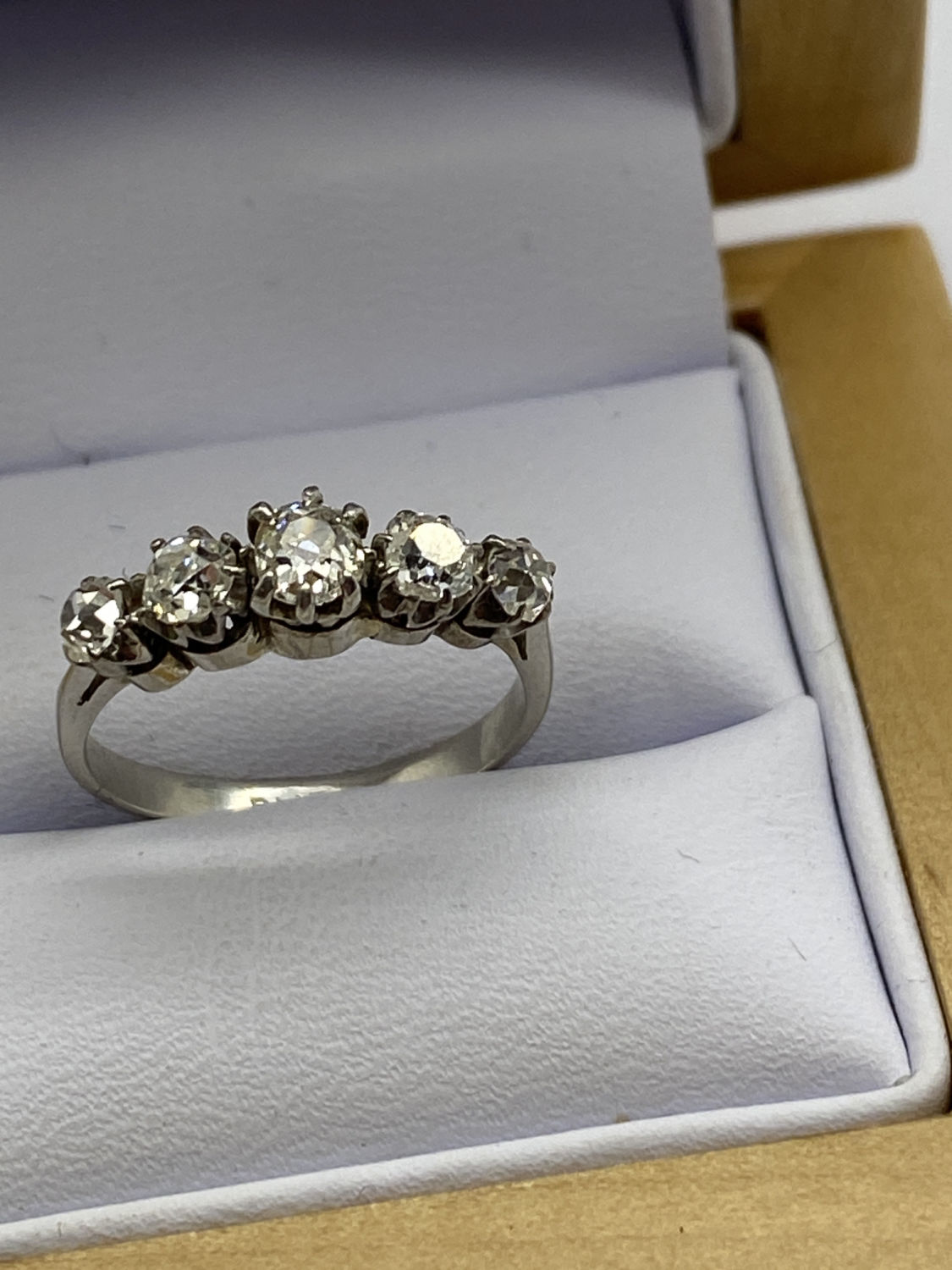 18ct GOLD/PLATINUM MID 20th CENTURY 5 STONE DIAMOND RING VS2-SI2 - H/I & K-L - Image 3 of 6