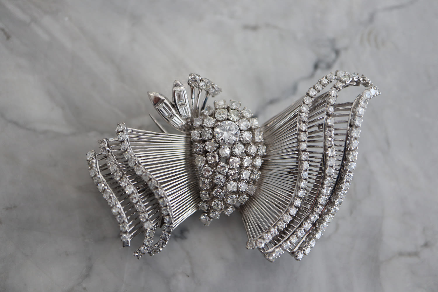 18K WHITE GOLD - LARGE DIAMOND BROOCH (23.6g)