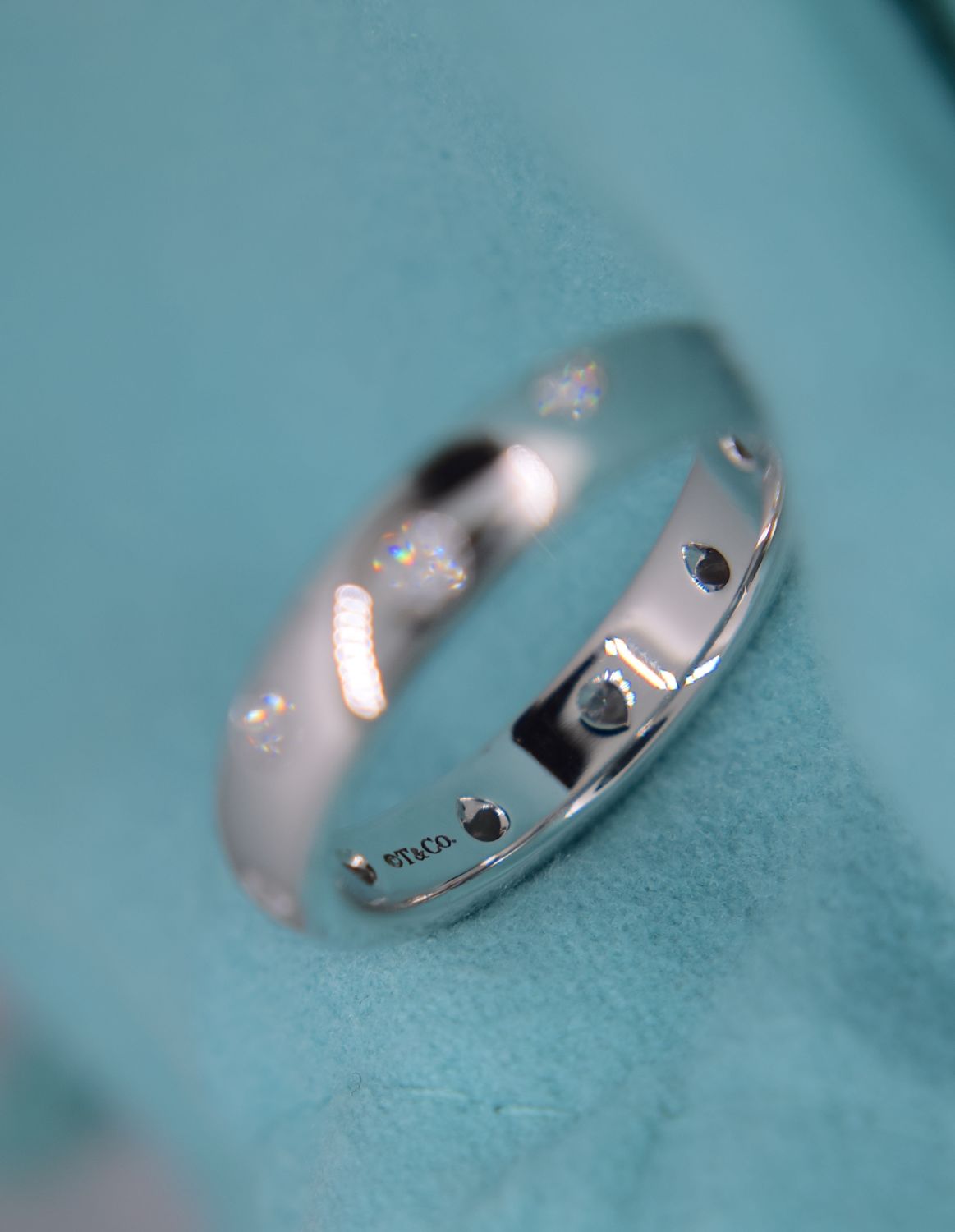 VVS TIFFANY & CO. PLATINUM "ETOILE" DIAMOND BAND RING (BOXED & DIAMOND CERT £3,995.00) - Bild 8 aus 9