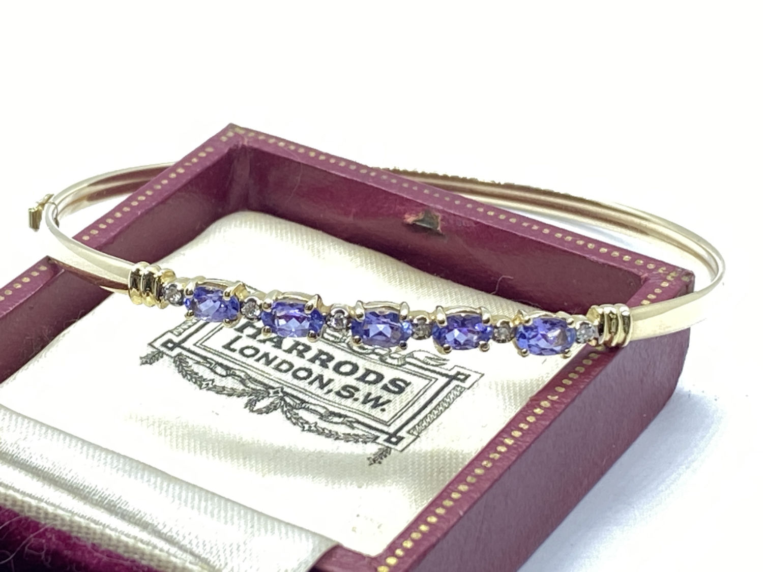 14CT YELLOW GOLD TANZANITE AND DIAMOND BANGLE WITH OPENING CLASP