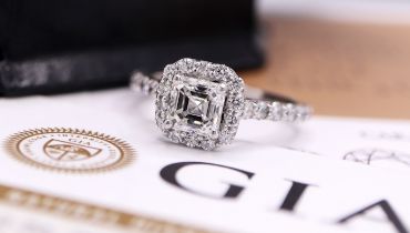 1.67CT ASSCHER DIAMOND HALO RING; *GIA* CERTIFIED VVS2 / G (950 PLATINUM)