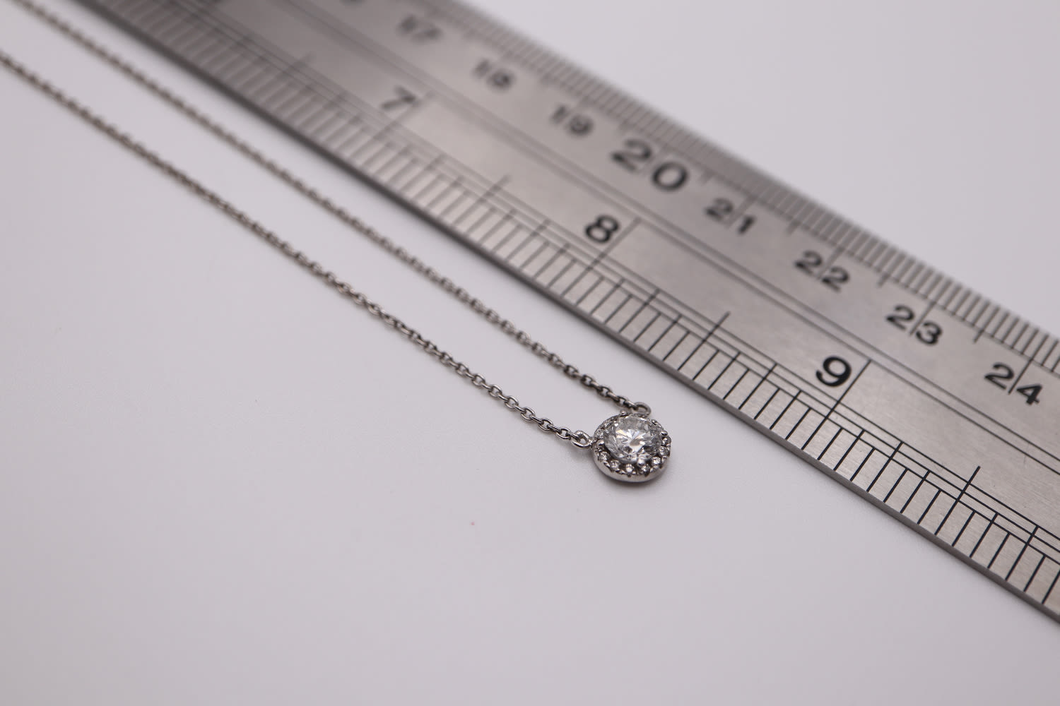 0.50CT DIAMOND & 18K WHITE GOLD PENDANT & CHAIN - Image 4 of 4