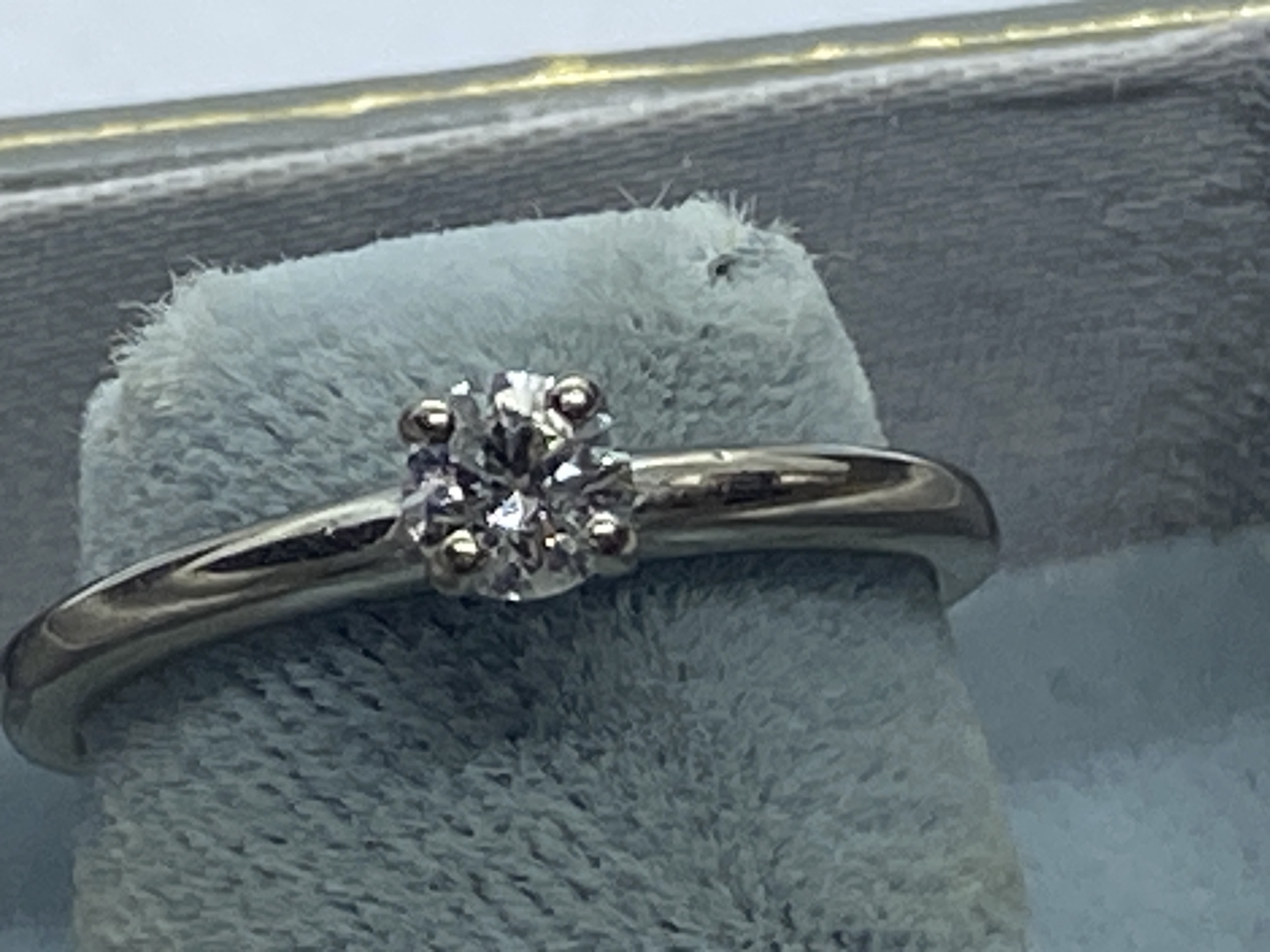 FINE 18ct WHITE GOLD DIAMOND SOLITAIRE RING