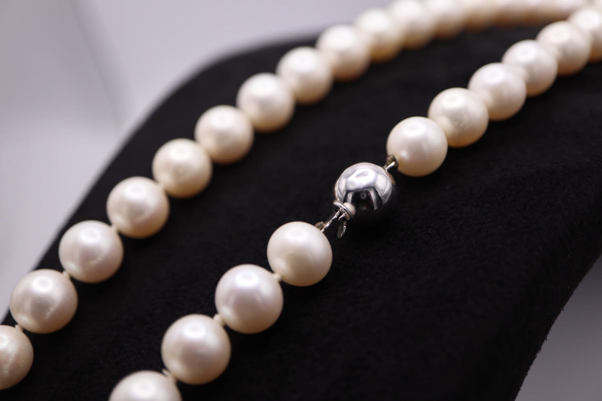 PEARL & WHITE GOLD (9CT) NECKLACE - Image 3 of 5