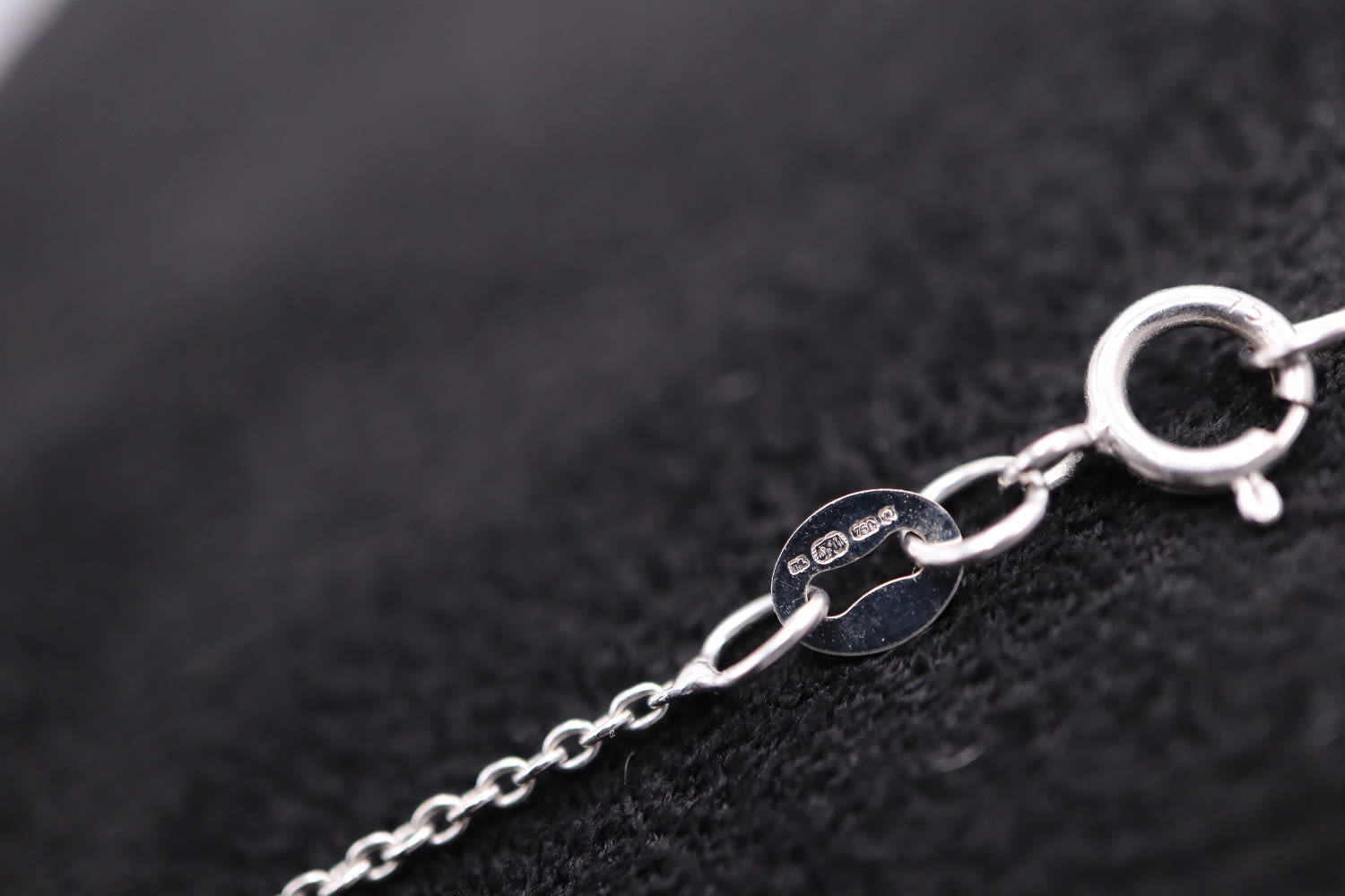 0.50CT DIAMOND & 18K WHITE GOLD PENDANT & CHAIN - Image 3 of 4