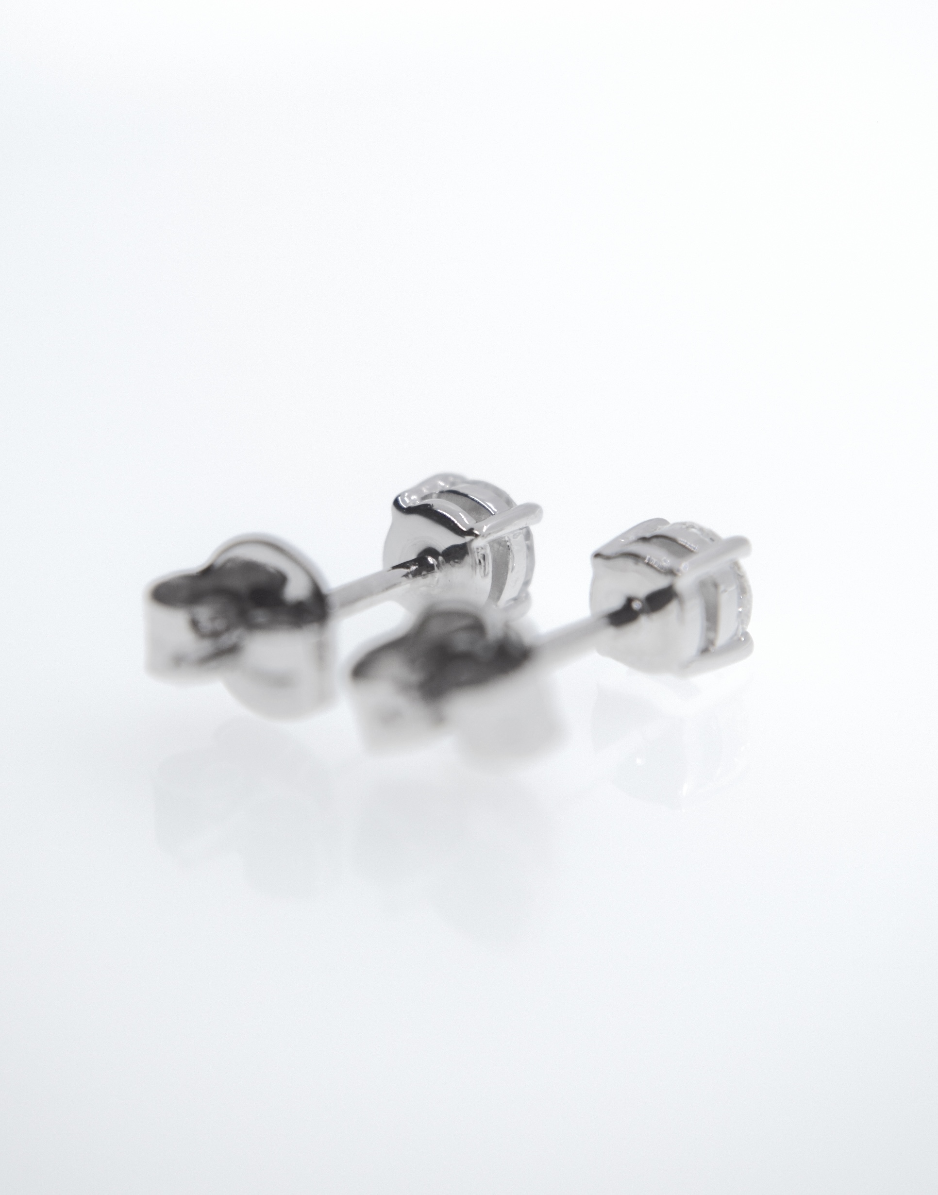 *STUNNING* 0.50CT DIAMOND SOLITAIRE EAR STUDS WITH HALLMARKED BACKS IN SOLID WHITE GOLD - Image 4 of 5