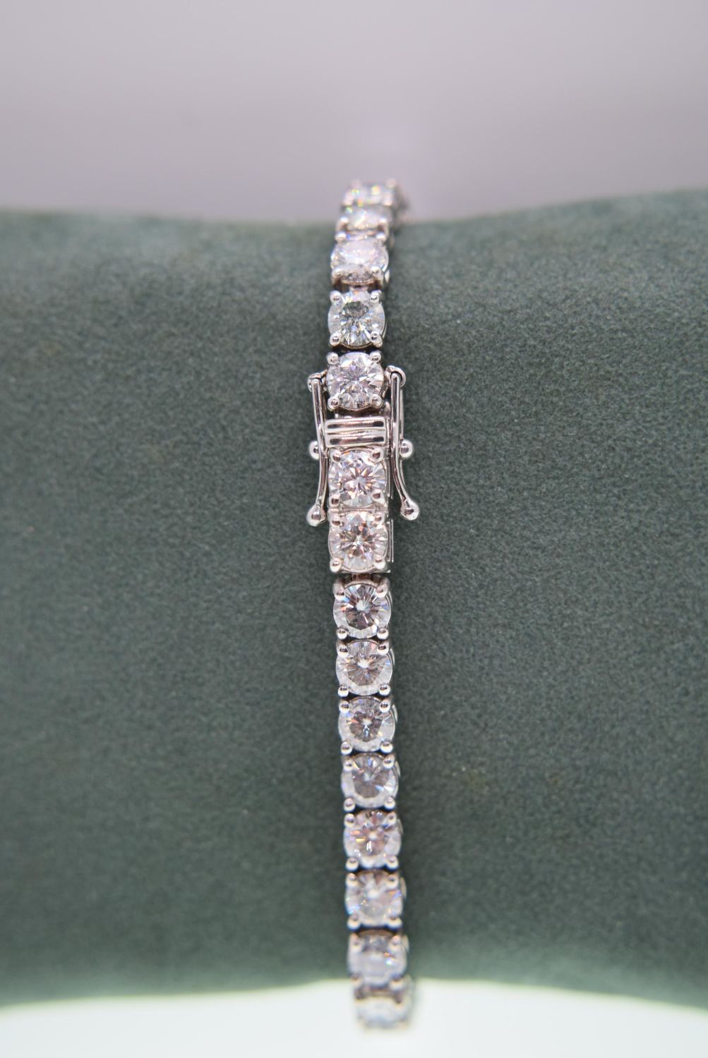 BEAUTIFUL 18K WHITE GOLD TENNIS BRACELET (APPROX. 14.00CT MOISSANITES) - WEIGHT: 18.4 GRAMS