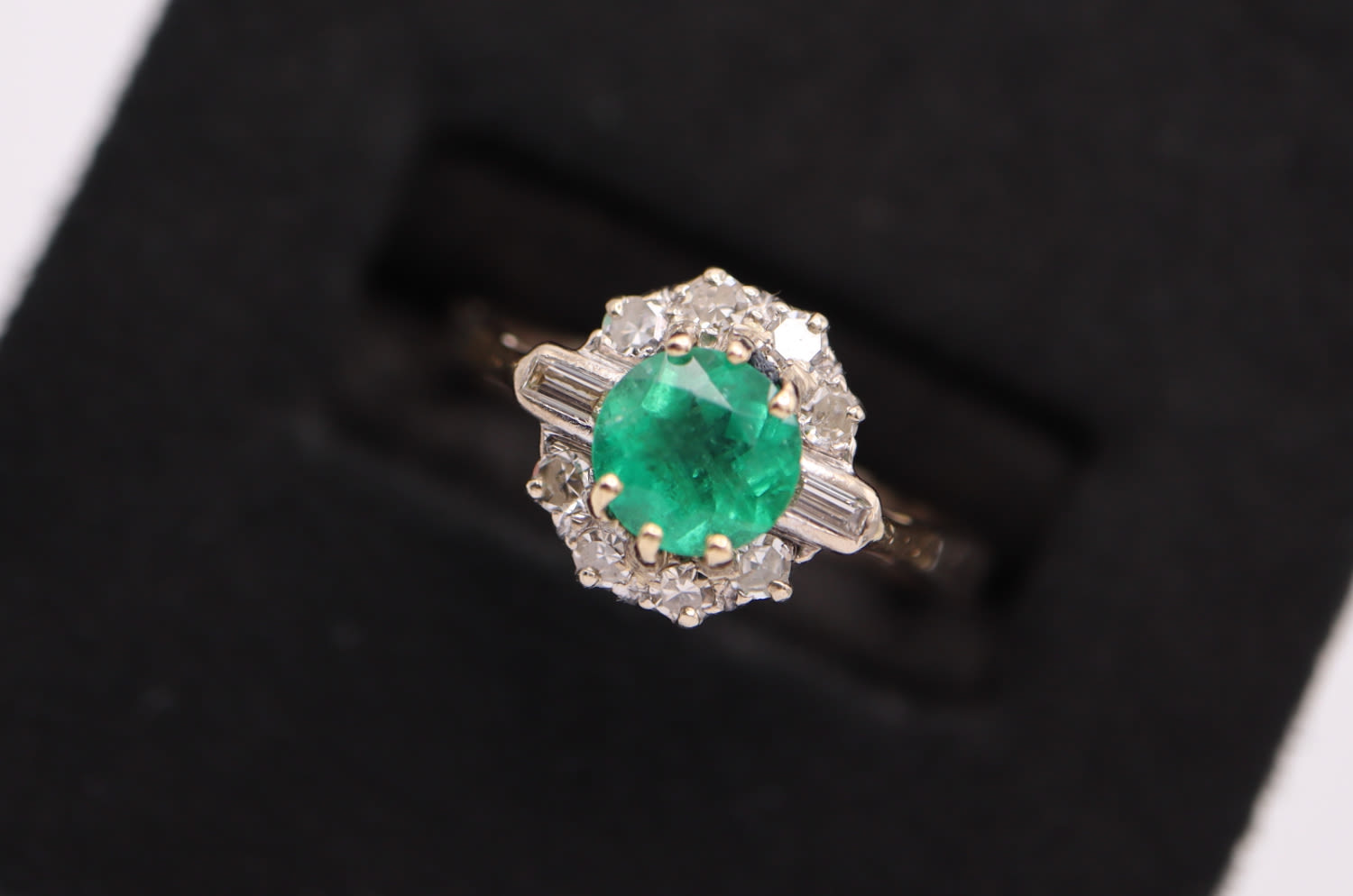 1.45CT EMERALD & DIAMOND RING - 18K GOLD (UK SIZE: M)