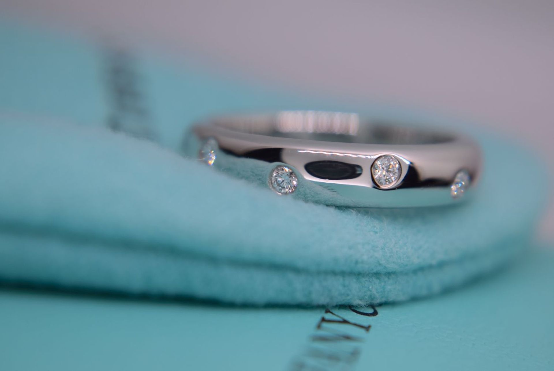 VVS TIFFANY & CO. PLATINUM "ETOILE" DIAMOND BAND RING (BOXED & DIAMOND CERT £3,995.00) - Image 7 of 9