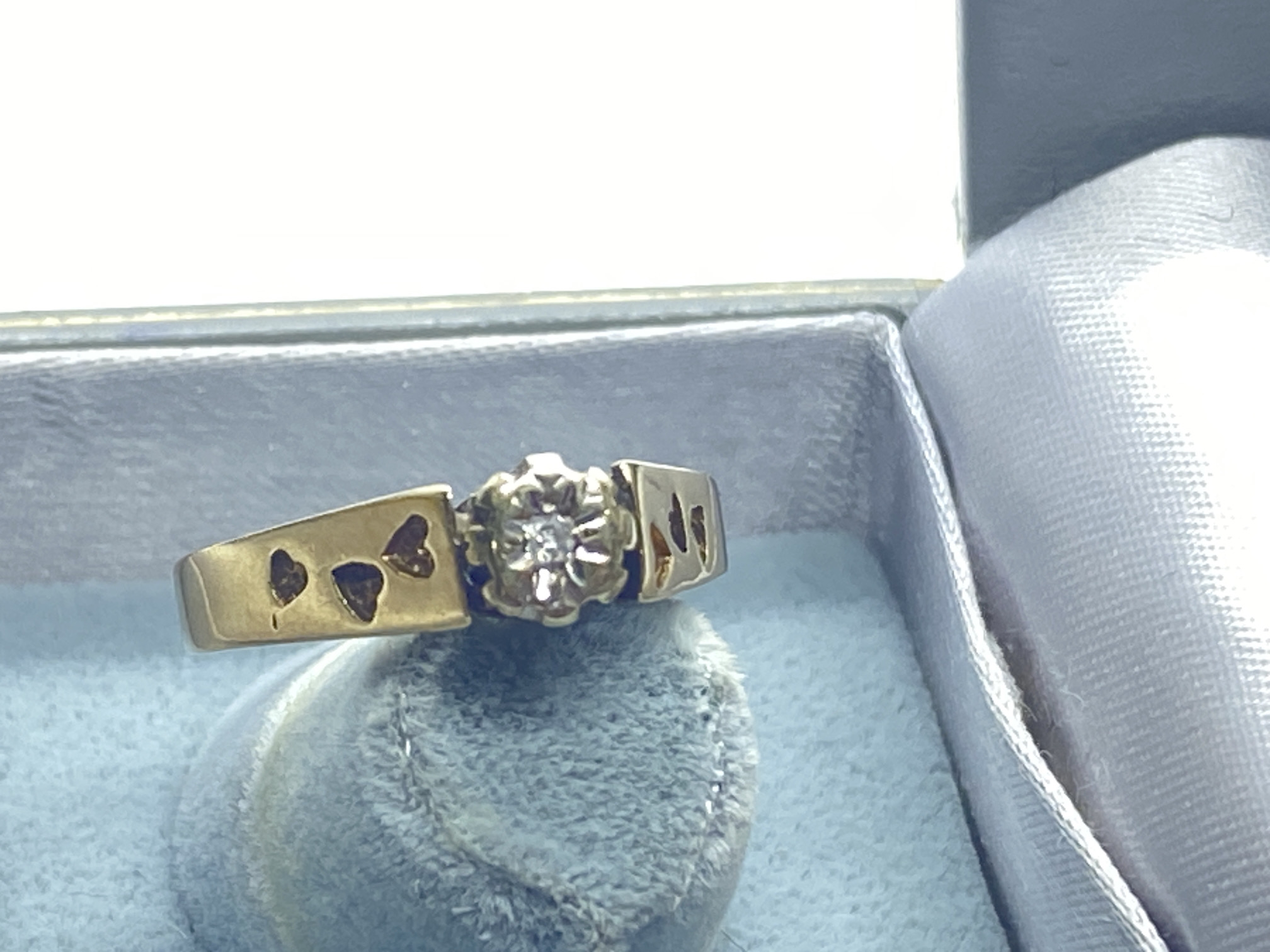 9ct GOLD DIAMOND SET RING WITH LOVE HEART PATTERN - Image 2 of 3