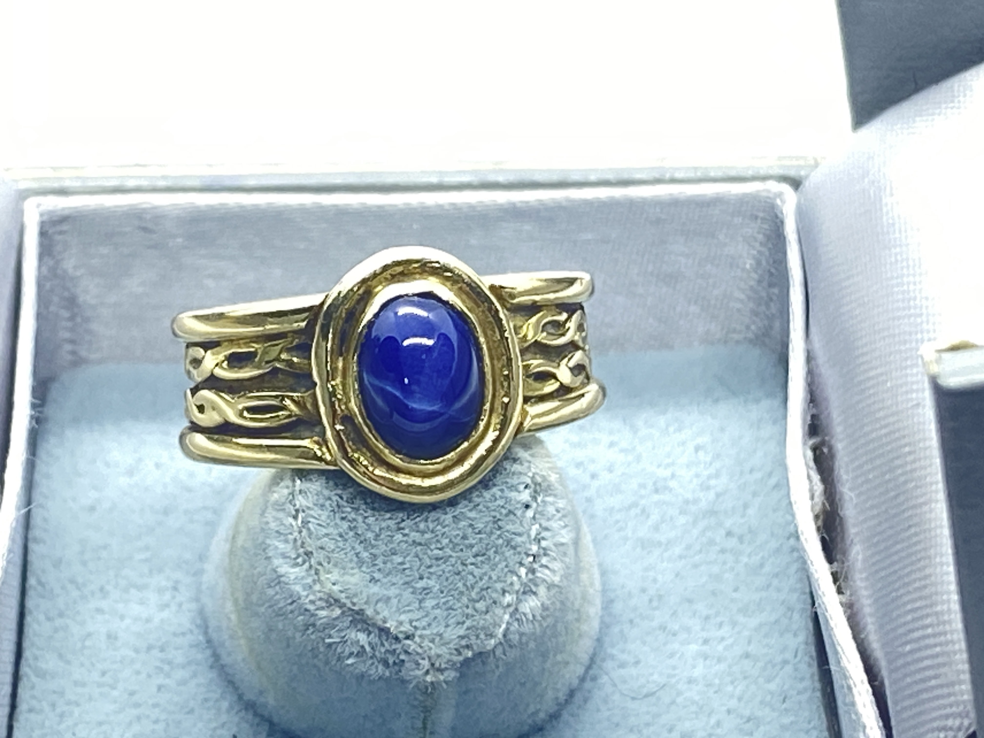 HEAVY 7.4 GRAMS 18ct GOLD STAR SAPPHIRE SET CELTIC BAND STYLE RING