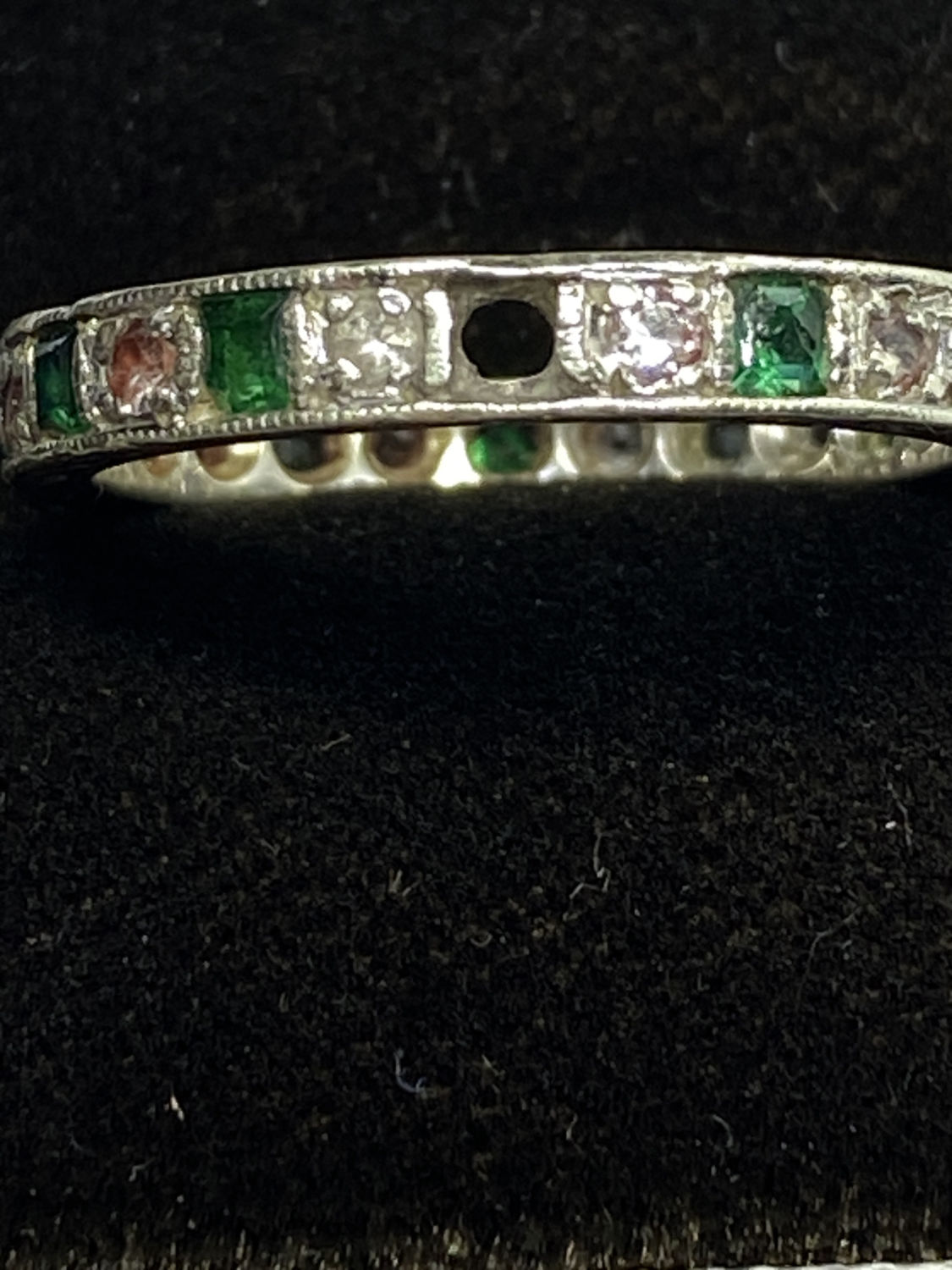 VINTAGE EMERALD FULL ETERNITY RING SET IN WHITE 9ct GOLD - CLEAR STONE MISSING & DINTED - Image 4 of 5