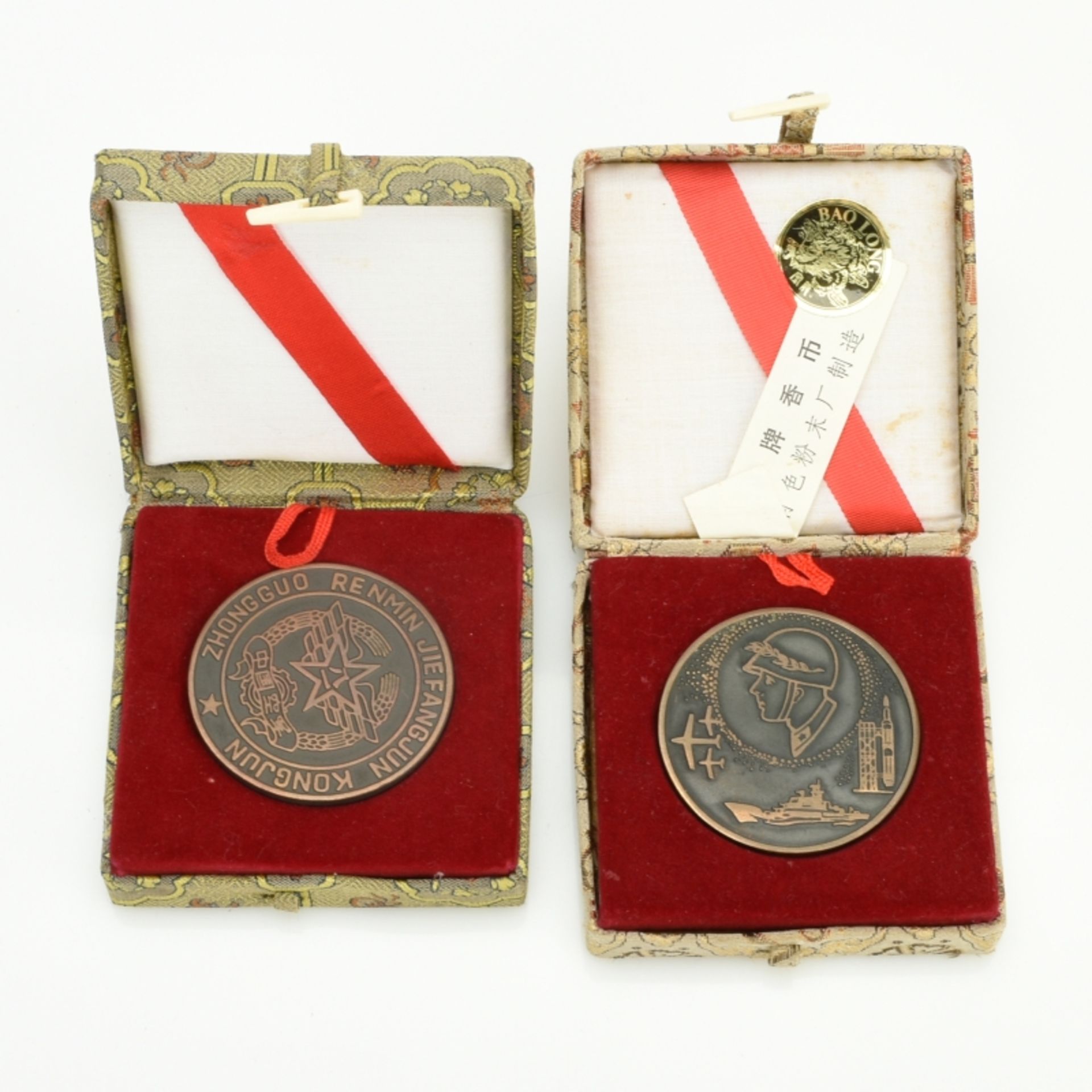 Zwei Medaillen Volksrepublik China - Image 3 of 3