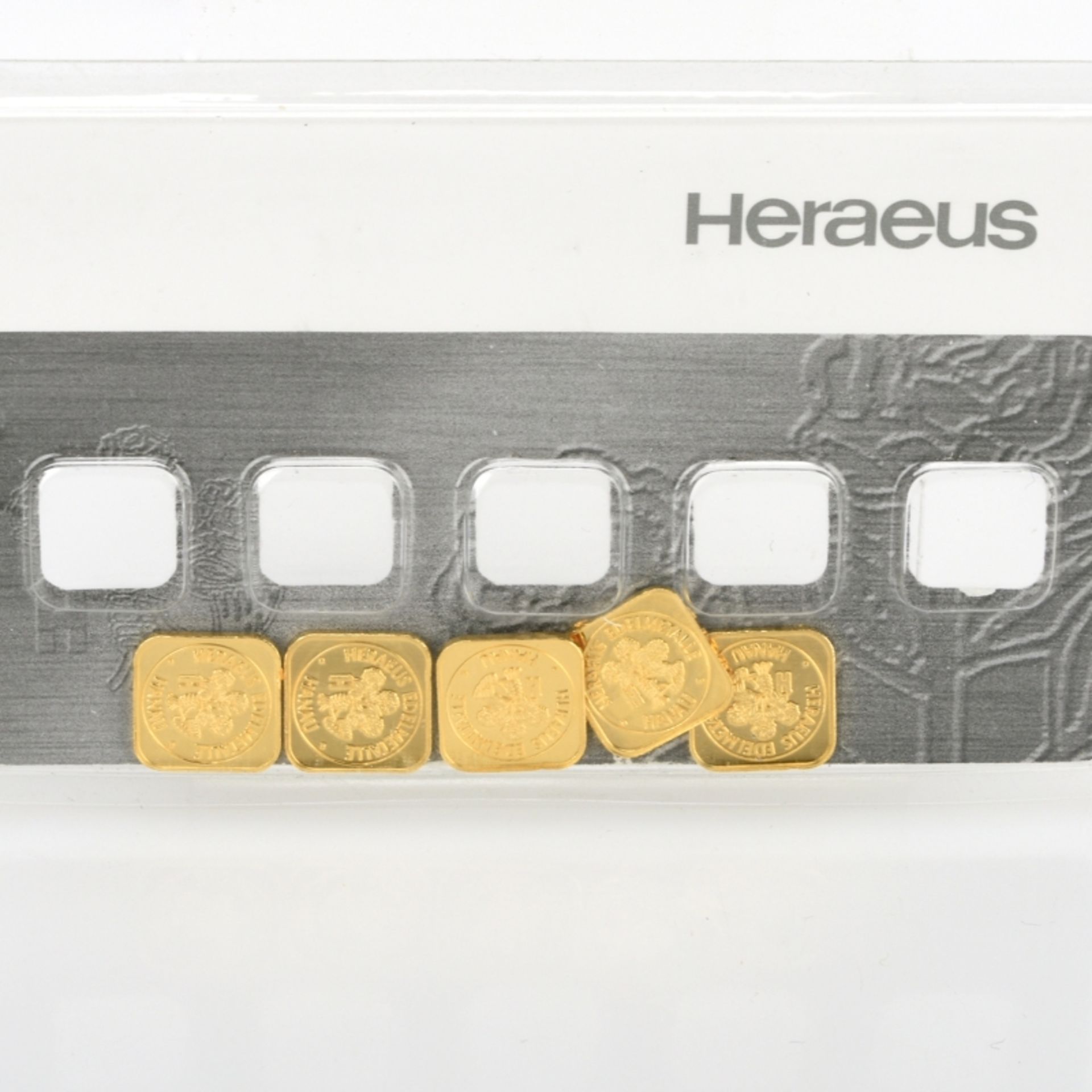 Fünf Heraeus-Goldplättchen