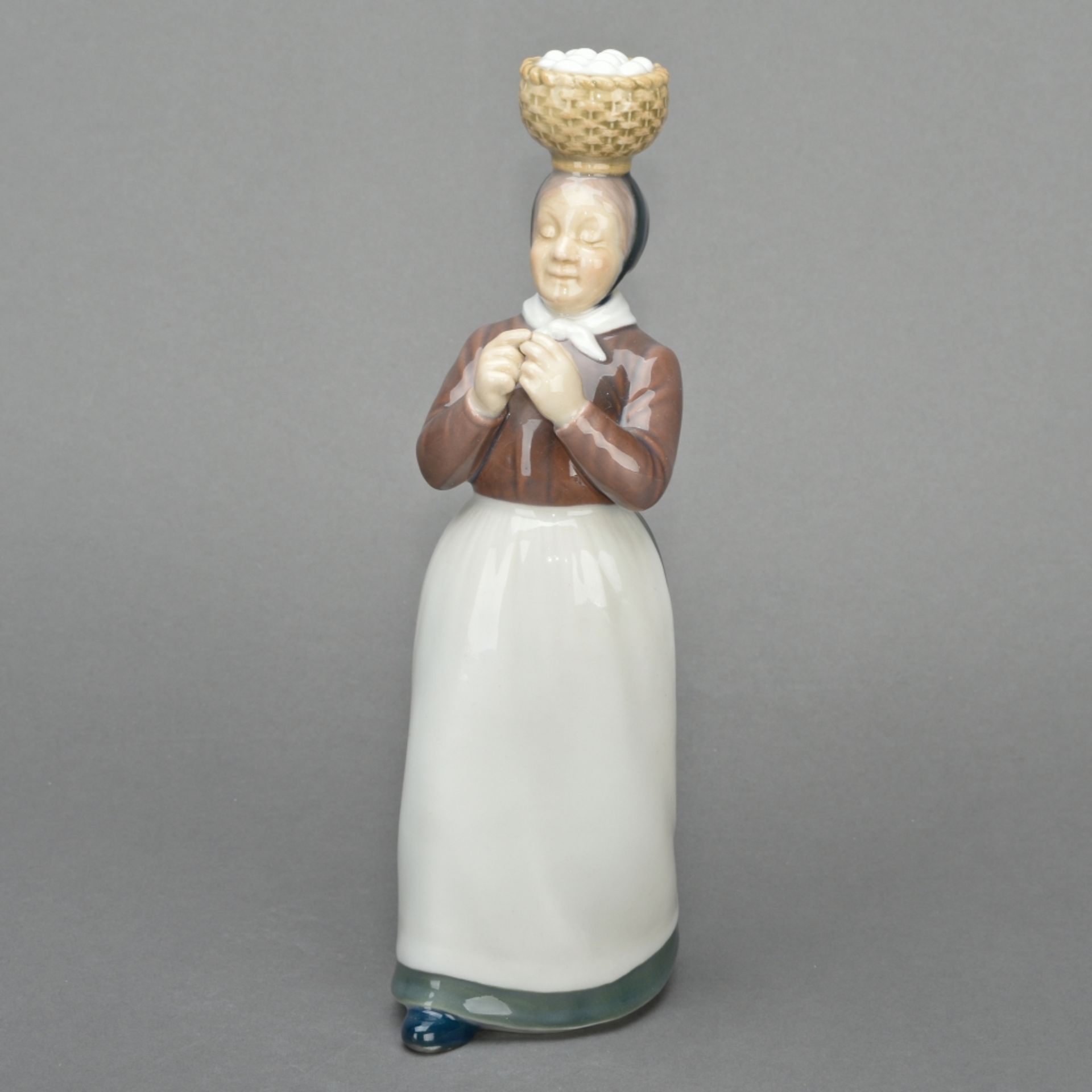 Zierfigur Frau mit Eierkorb