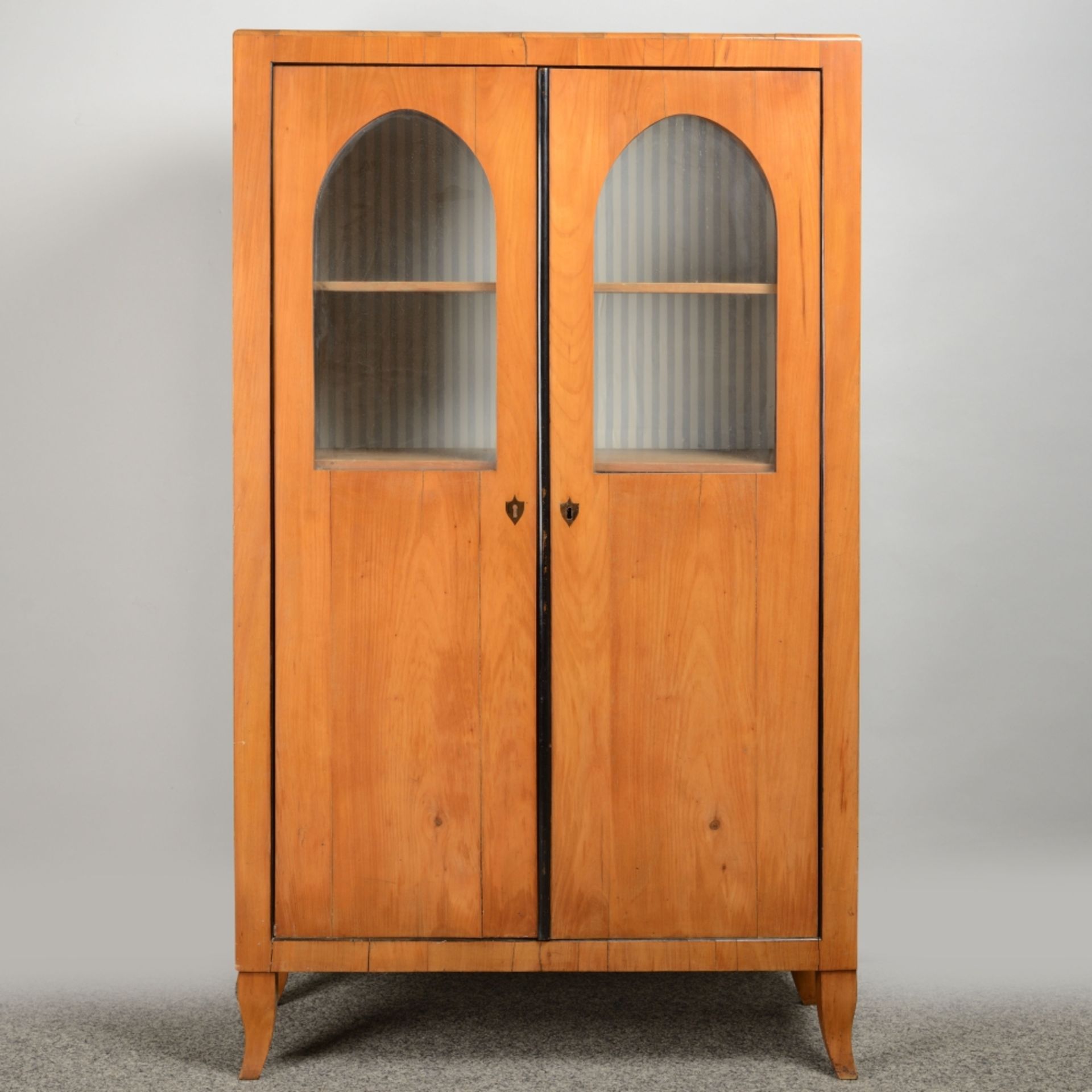 Neobiedermeier-Vitrinenschrank