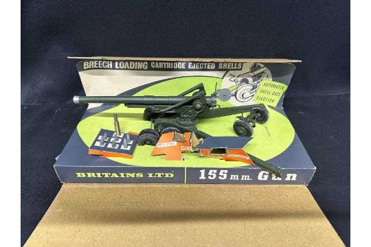 A Britains 155 MM gun NA2064 with 5 shells and shell case (boxed