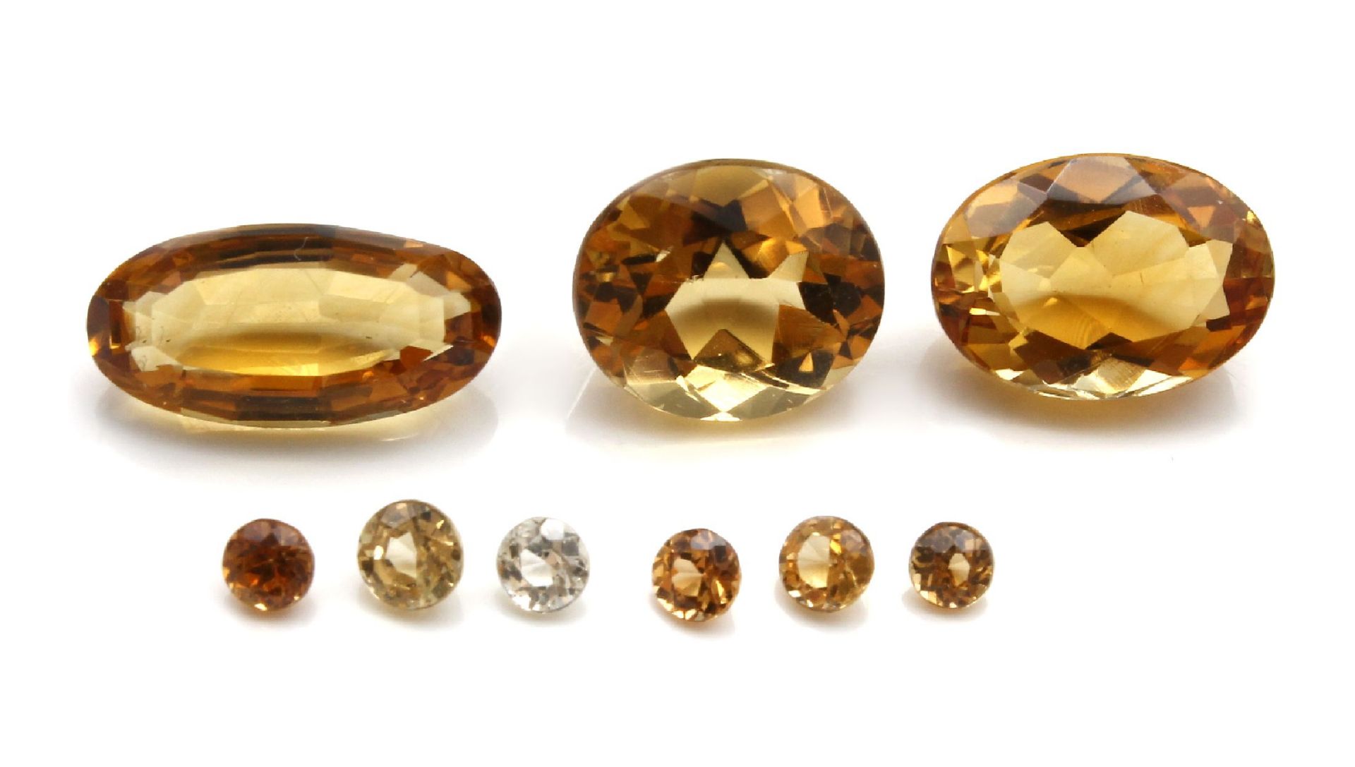 Lot facett. Citrine: 1 x ca. 80.00 ct, ovalfacett.; 1 x