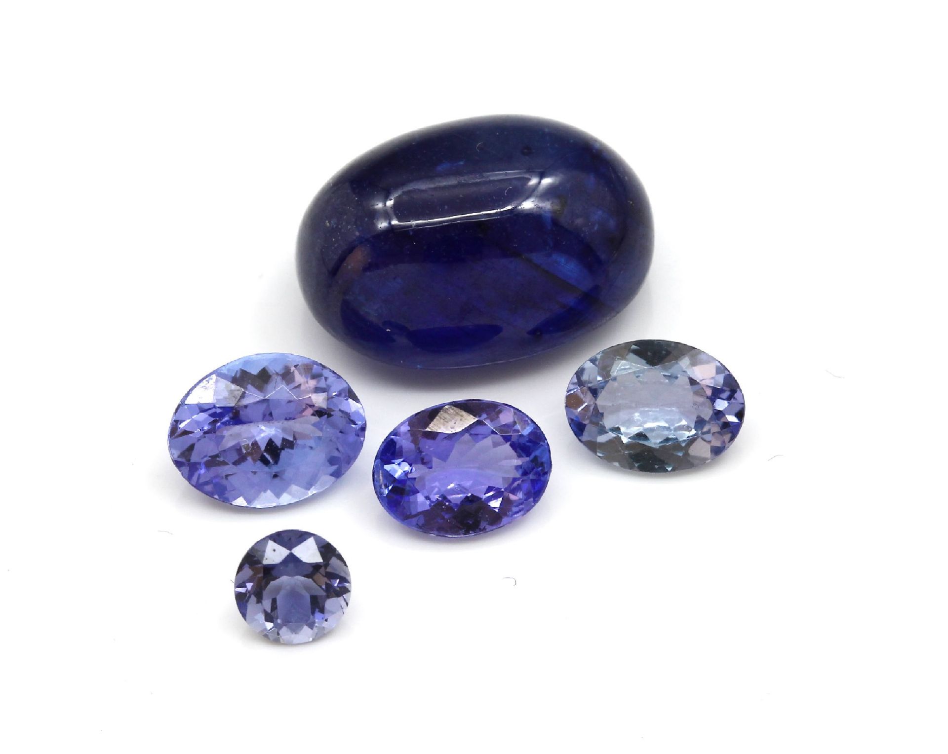 Konvolut 5 Tansanite: 1 x Cabochon ca. 18.2 ct, 4 x