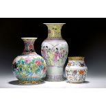 Zwei Vasen und ein Gefäß, China 20. Jh., 1. Vase Famille