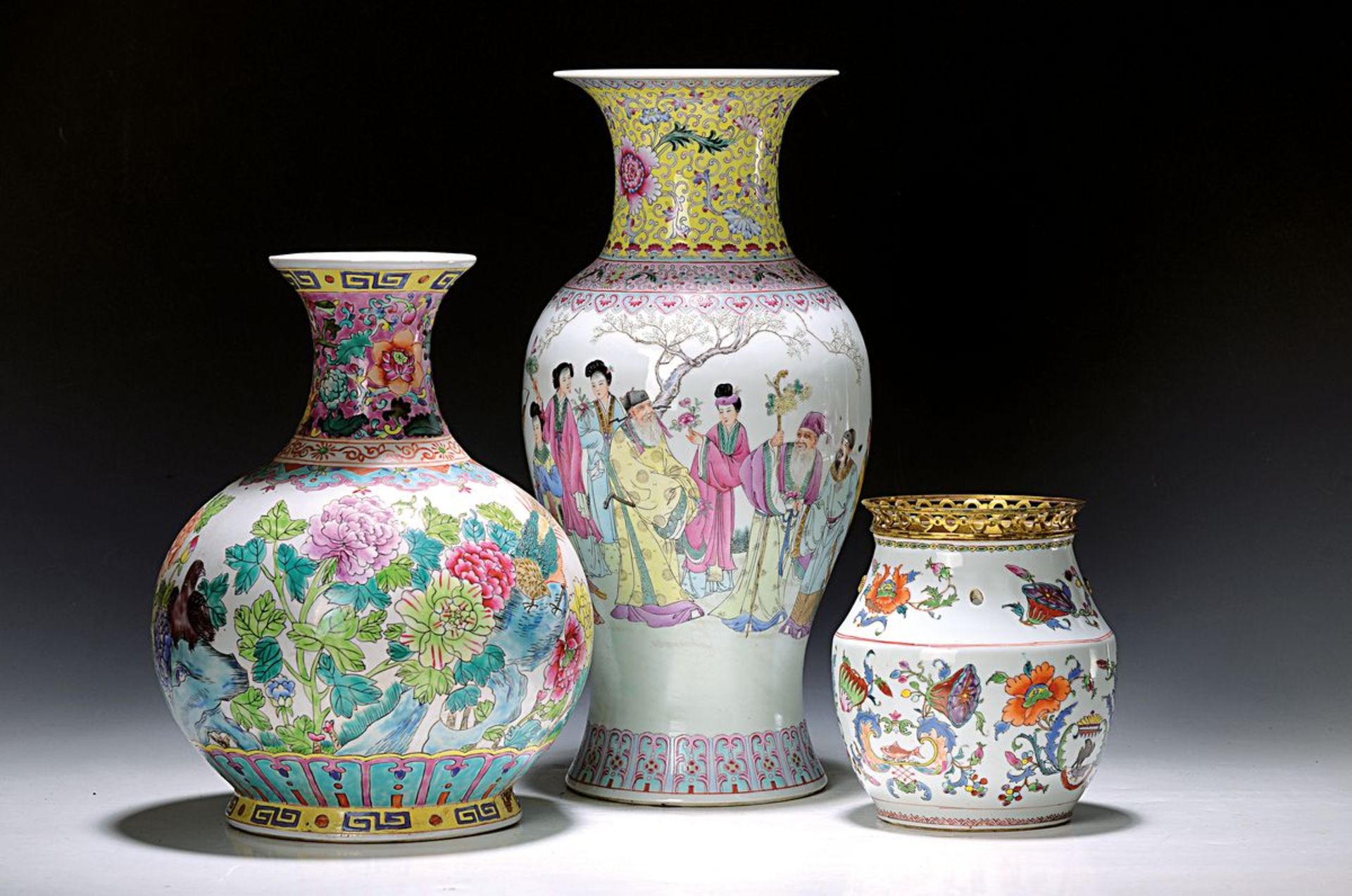 Zwei Vasen und ein Gefäß, China 20. Jh., 1. Vase Famille