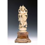 Skulptur der Sarasvati, Elfenbein, Thailand, dat. 1844,